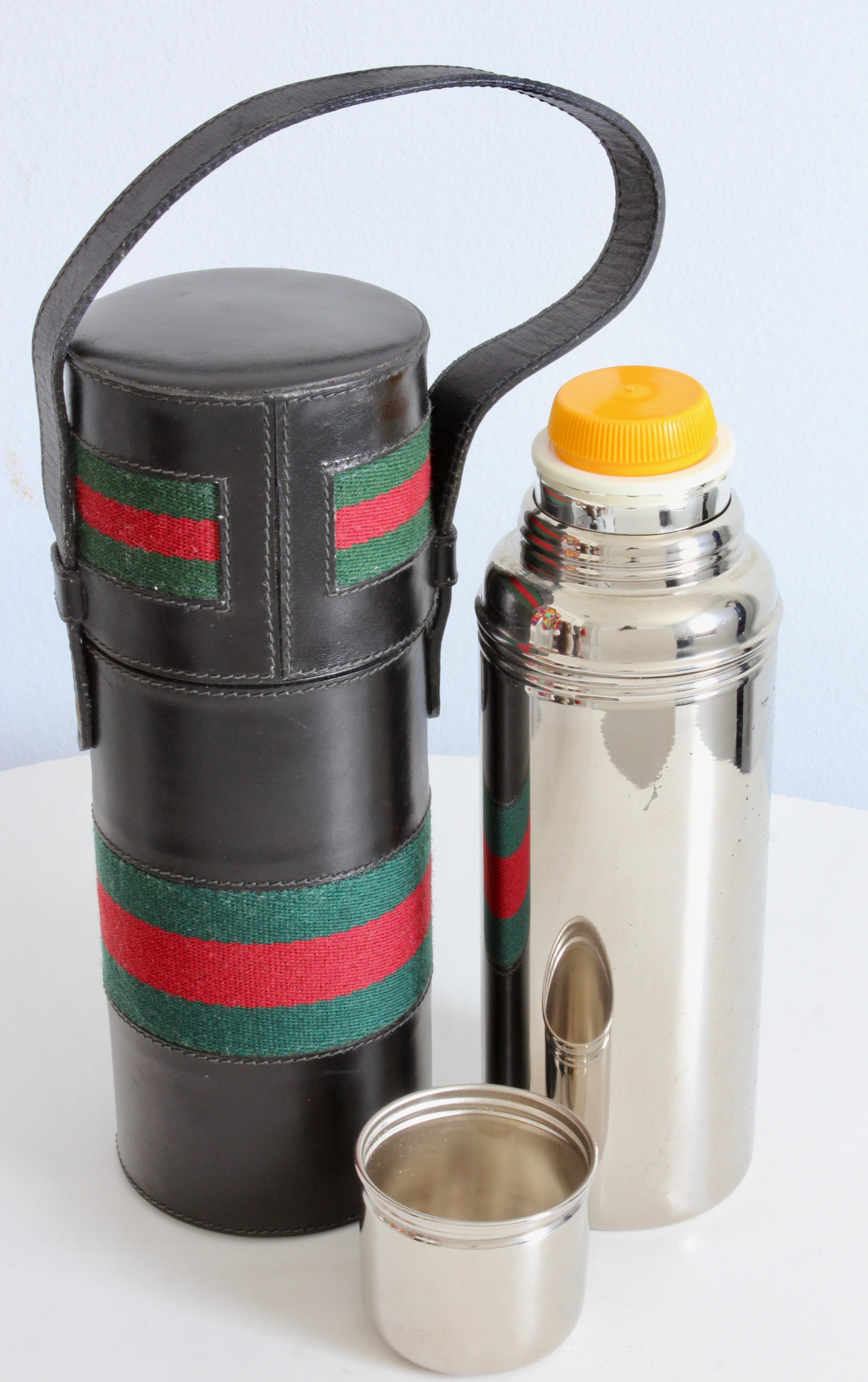 Gucci Schwarze Leder-Tragetasche mit Reißverschlussflasche Rot Grün Webbing Barware 70er Jahre im Angebot 4