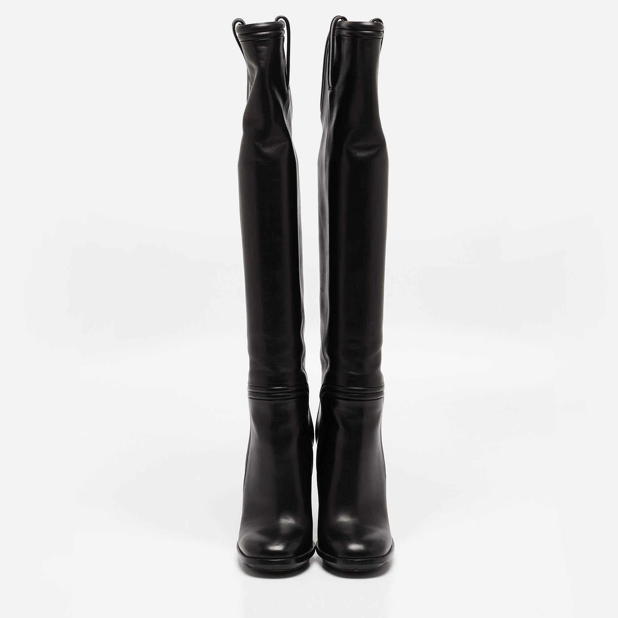 Enjoy the most fashionable days with these stylish Gucci black boots. Modern in design and craftsmanship, they are fashioned to keep you comfortable and chic!

