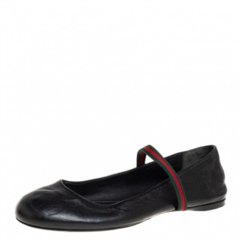 Team these impressive ballet flats from Gucci with any outfit and instantly elevate your look. Crafted from leather, they feature round toes, the signature Web detailed mid vamps straps, comfortable leather insoles, and durable rubber outsoles. They
