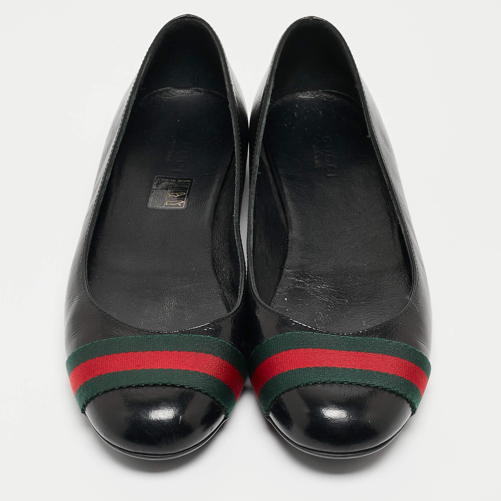 These black Gucci ballet flats are simply elegant and luxe. Crafted from leather, they have Web-detailed round toes for that Gucci look and leather insoles for maximum ease when you walk.

