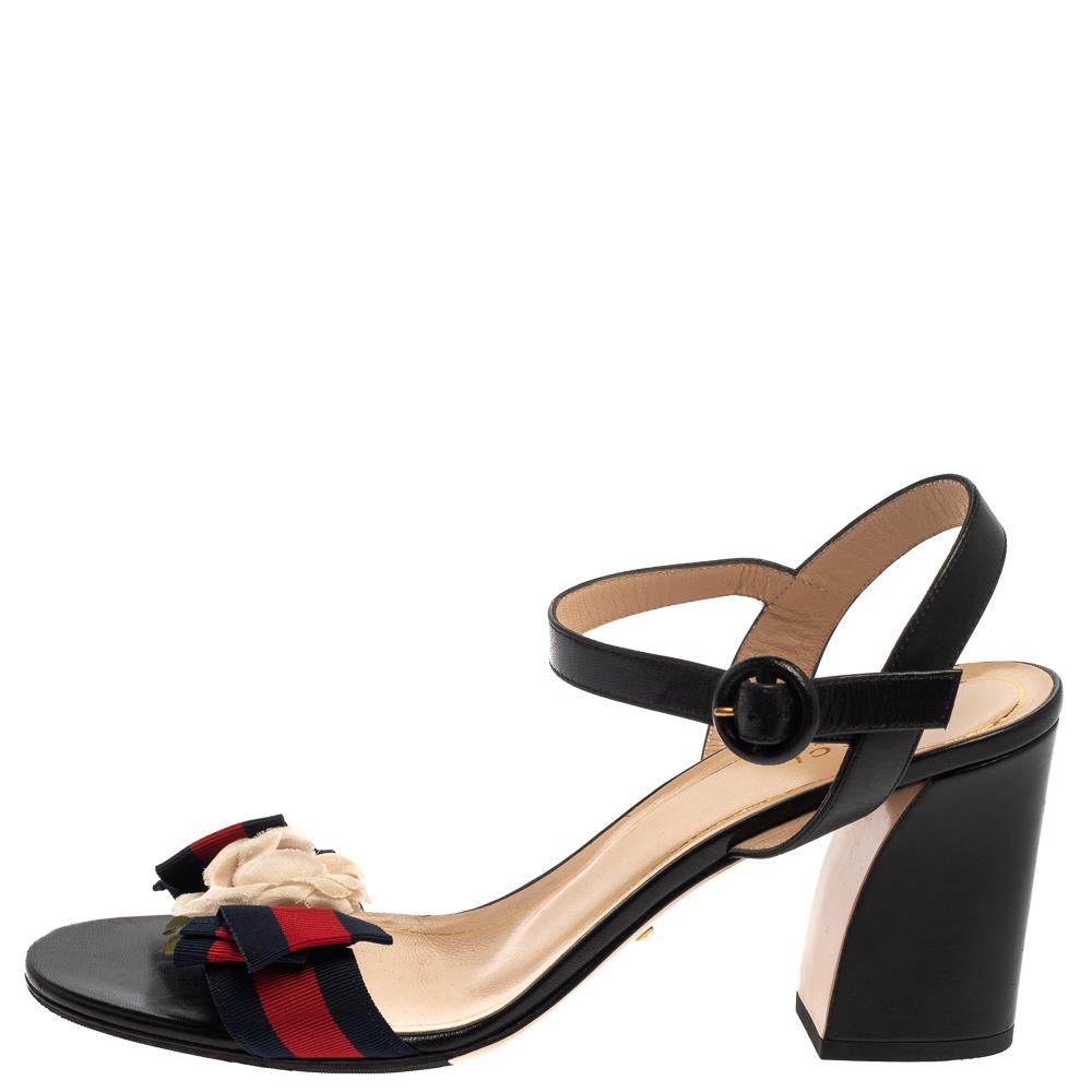 Diese Gucci-Sandalen für Damen sind eine nahtlose Mischung aus Komfort:: Stil und Vielseitigkeit:: und es gibt keinen Grund:: warum Sie sie nicht in Ihre Schuhkollektion aufnehmen sollten. Die in Italien aus schwarzem Leder gefertigten Sandalen mit