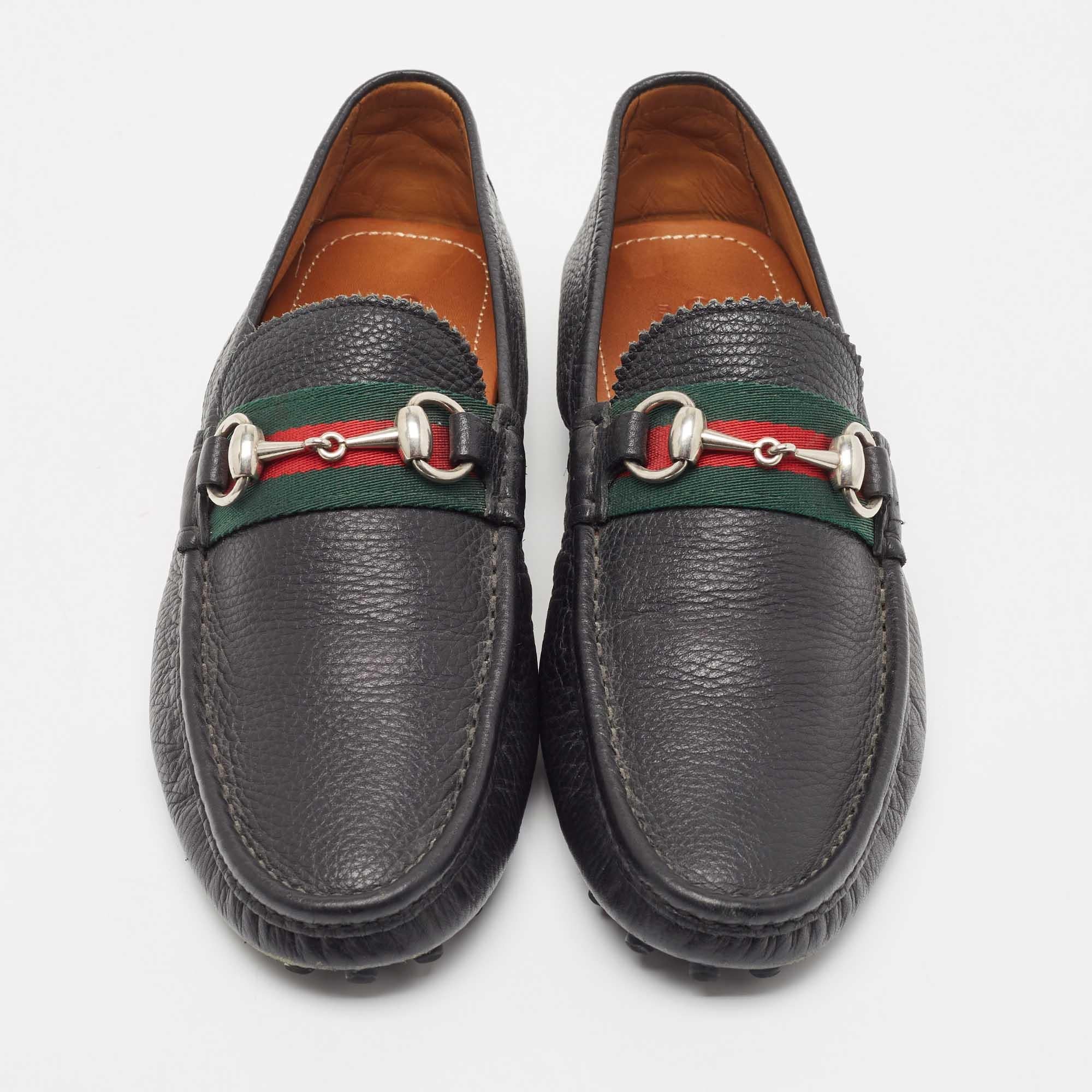 Complement your well-put-together outfit with these loafers by Gucci. Minimal and classy, they have an amazing construction for enduring quality and comfortable fit.

