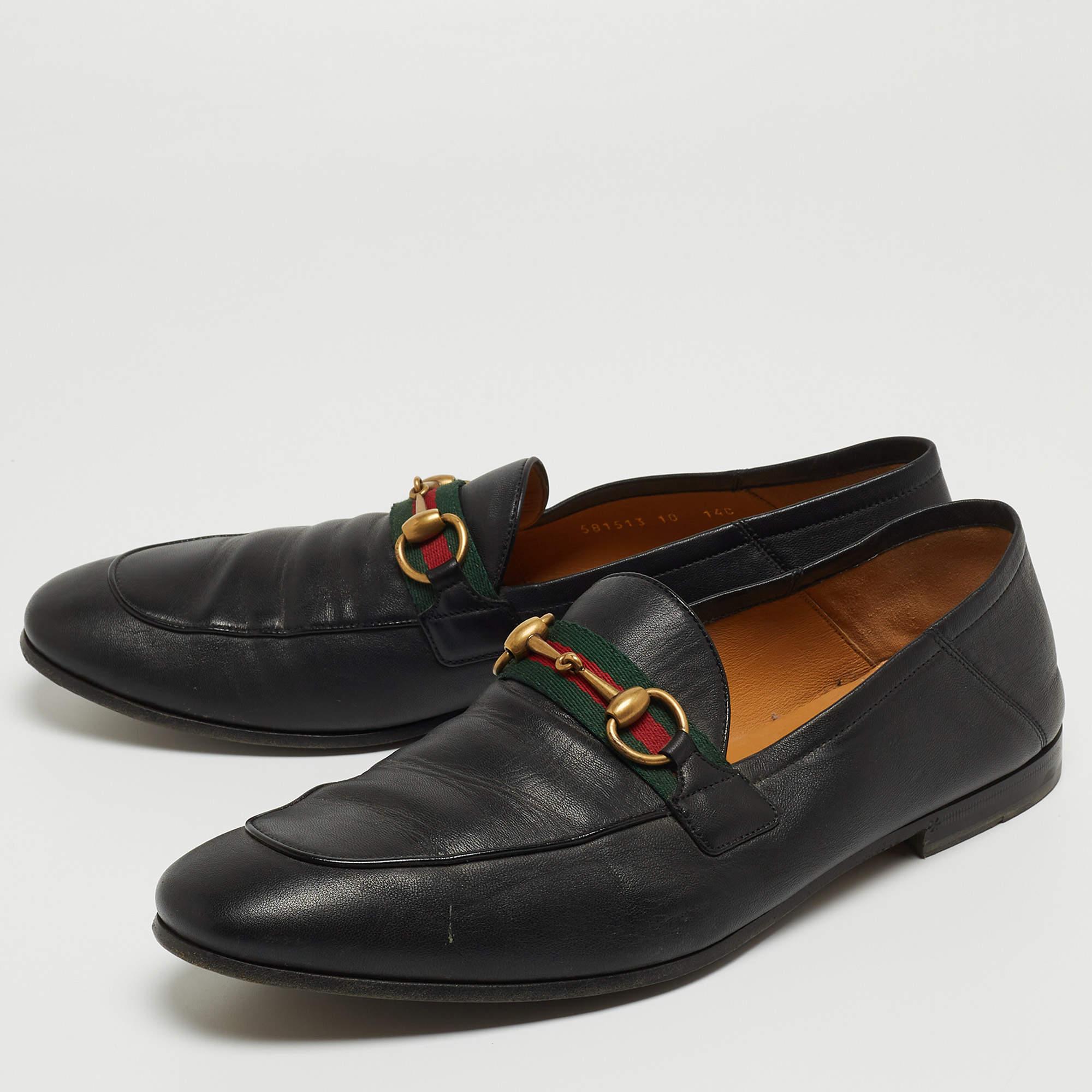 Complement your well-put-together outfit with these loafers by Gucci. Minimal and classy, they have an amazing construction for enduring quality and comfortable fit.

