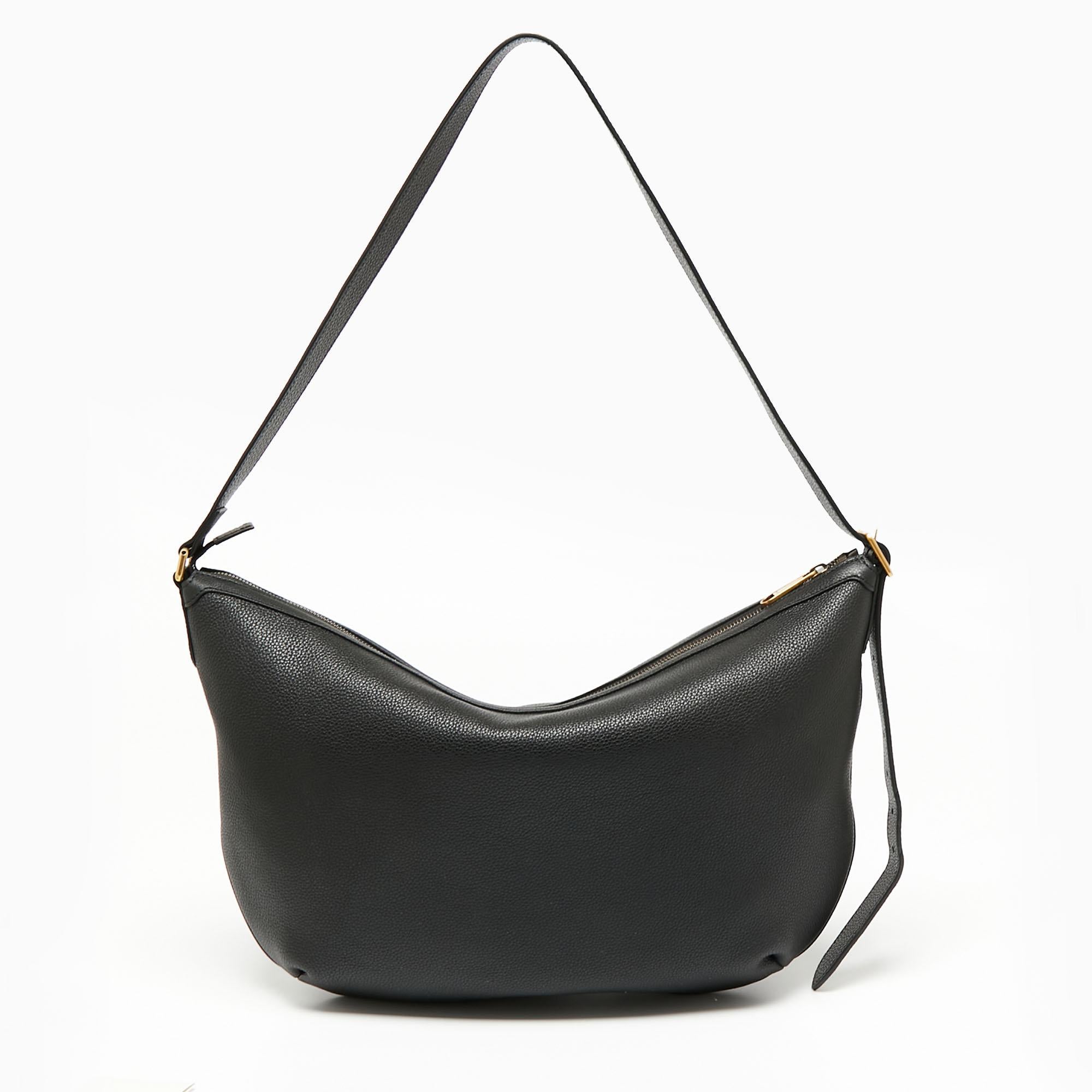 This iconic 'Half Moon' hobo from the house of Gucci takes its name after its crescent shape. Impeccably crafted from leather, the bag features logo on the front This marvelous hobo is ideal for a day or an evening outing.

Includes: Original