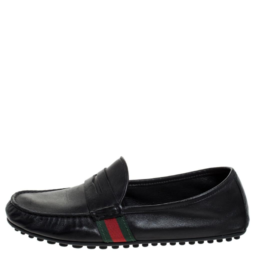 Set trends with these loafers from the house of Gucci. Meticulously crafted from leather, they feature a lovely black exterior and the signature web trims on the sides along with Penny keepers on the vamps. Complete with comfortable insoles and