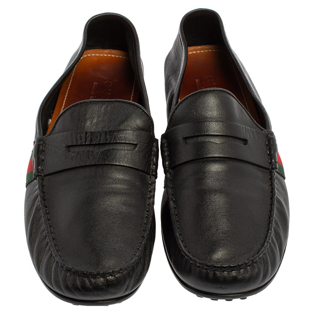 Set trends with these loafers from the house of Gucci. Meticulously crafted from leather, they feature a lovely black exterior and the signature web trims on the sides along with Penny keeper straps on the vamps. Complete with comfortable insoles