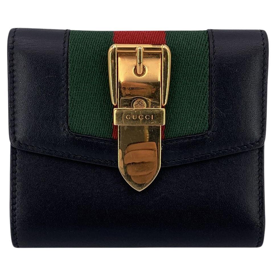 Portafoglio Trifold Sylvie compatto in pelle nera di Gucci