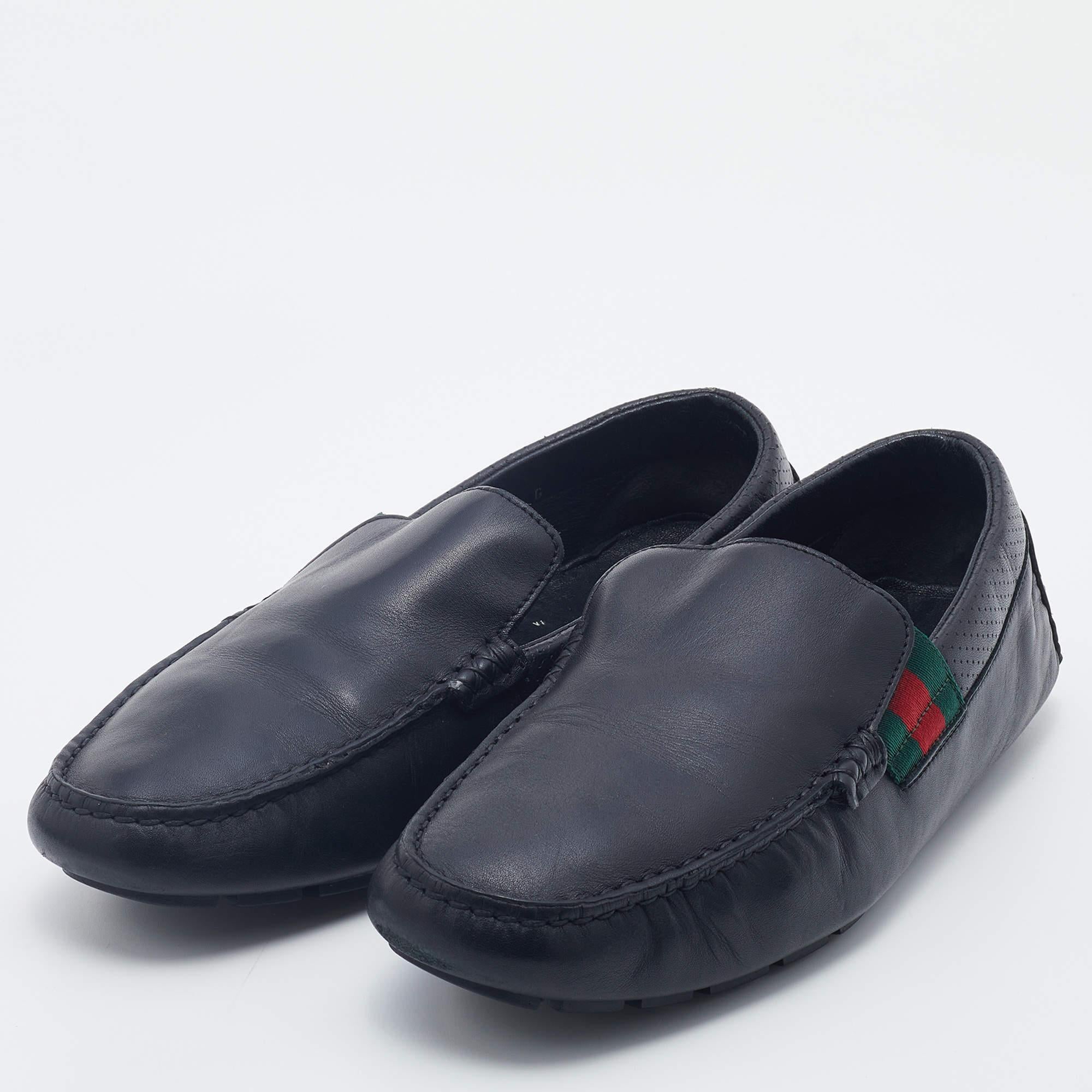 Dale a tu atuendo la estética característica de Gucci con estos mocasines. Reconocibles al instante con los detalles de rayas Web en los laterales, este par te dará un aspecto elegante y a la moda. Estos zapatos están creados con piel, y se