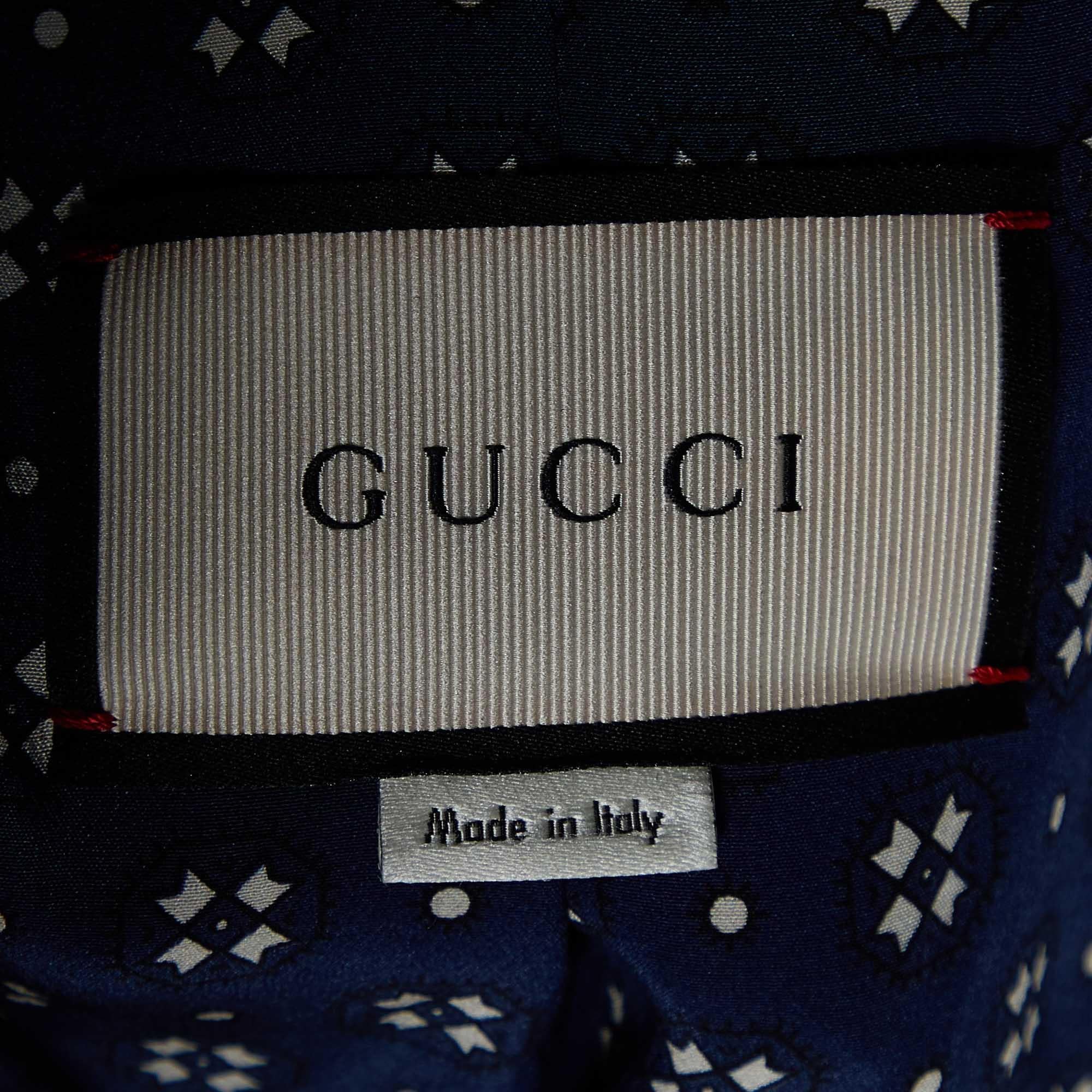 Gucci Schwarze Lederjacke mit Webbesatz und applizierter Knopfleiste an der Vorderseite L im Zustand „Hervorragend“ im Angebot in Dubai, Al Qouz 2