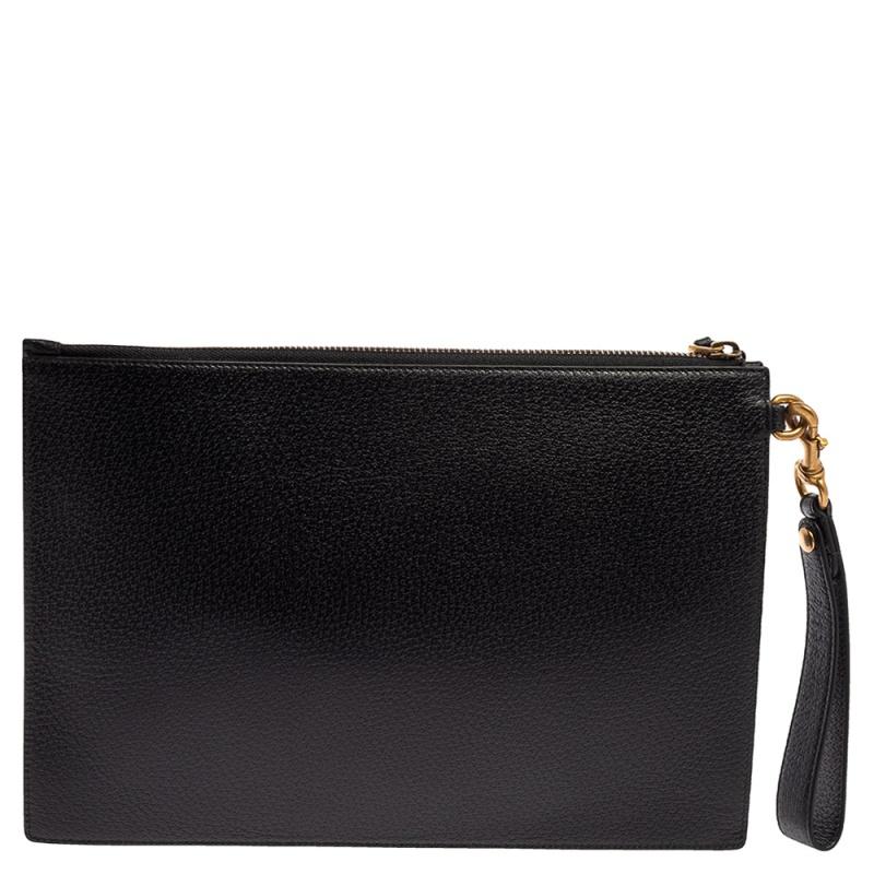 Contemporarily designed in a smart shape, this wristlet pouch from the house of Gucci will be an instant hit. This black-hued piece is made with quality leather and is enhanced with gold-tone hardware details and a nylon-lined interior. it is