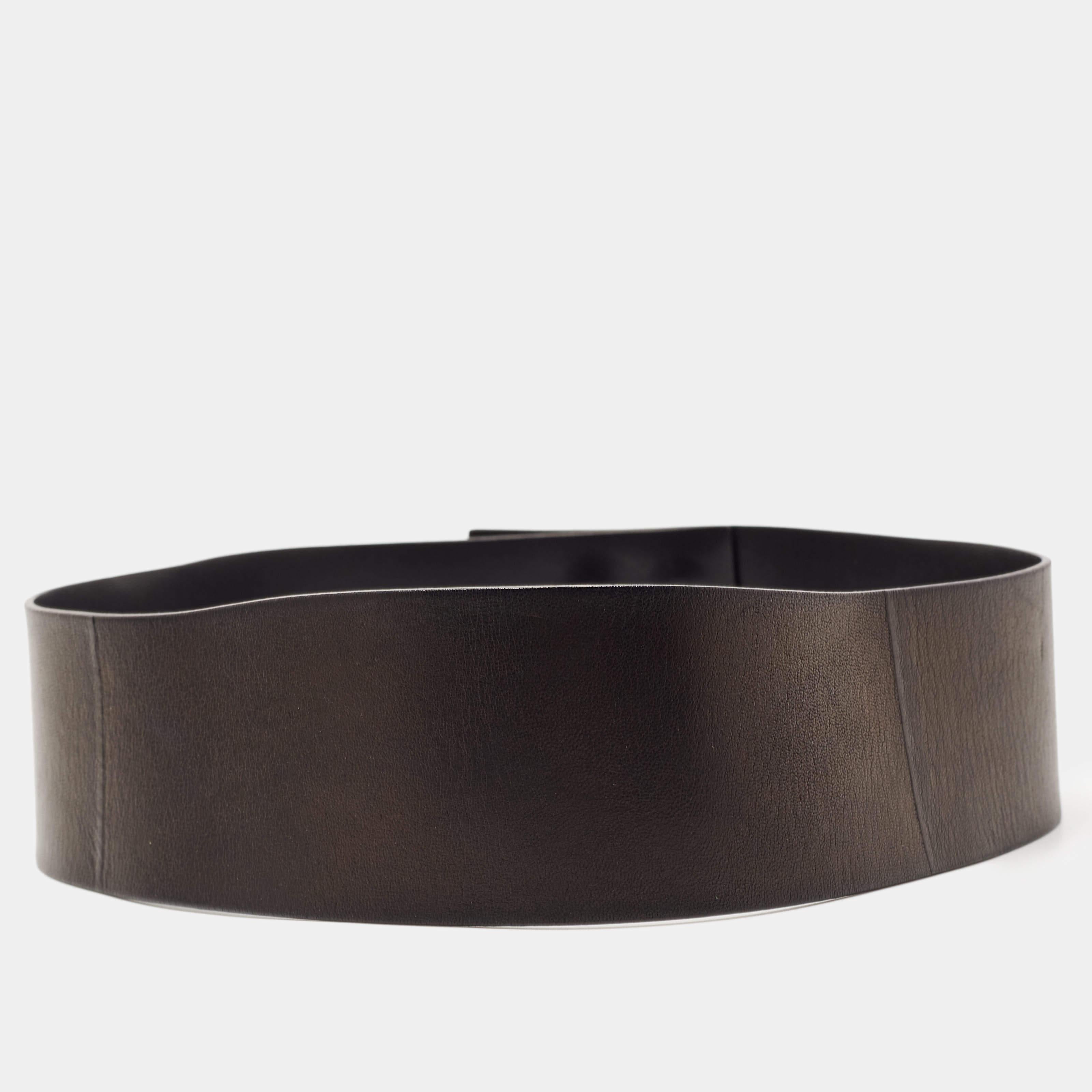 Accessorize like a fashionista using this amazing belt by Gucci. The piece is crafted from leather in a black hue and completed with a gold-tone plate attached.

