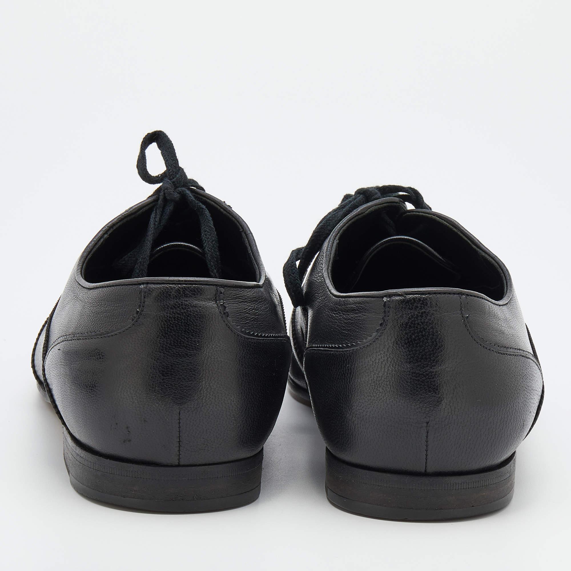 Brimming with excellence and expertise, these oxfords from the House of Gucci truly embody the fine art of shoemaking. They are designed using black leather. These oxfords are a classy must-have creation.

