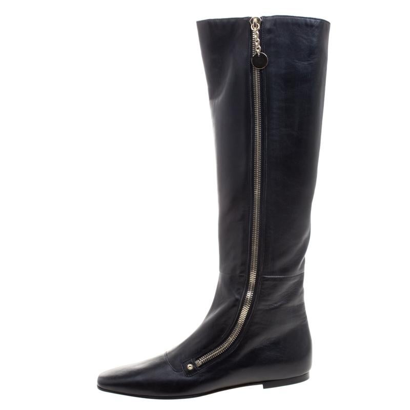 Simple and sophisticated, these knee length boots from Gucci are a must-buy for the fashionable you. These black boots are crafted in leather and come flaunting comfy insoles, square toes and long zippers along the sides. They can be paired with a