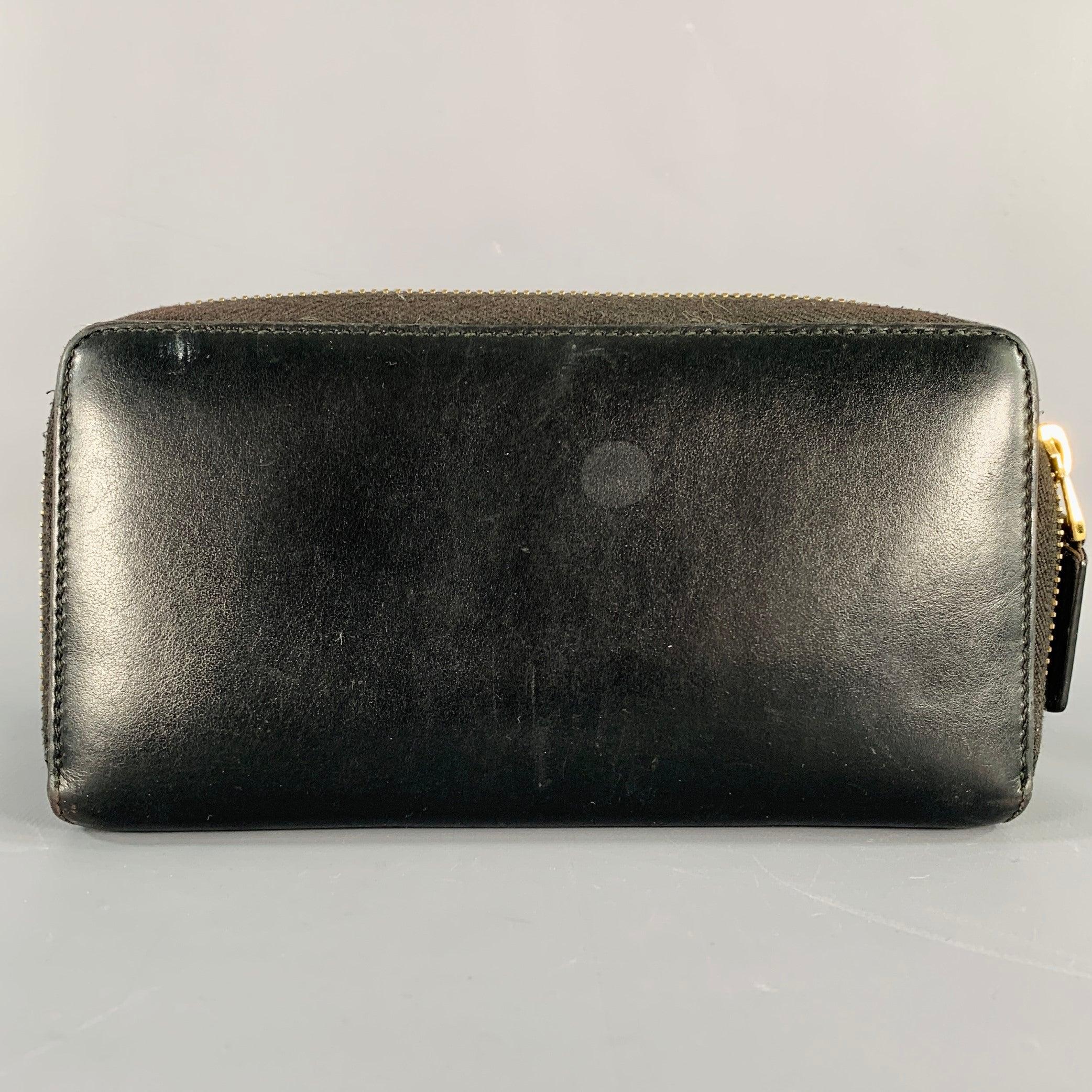GUCCI wallet
in a black leather featuring multiple card slots, zip coin compartment, and zip closure.Excellent Pre-Owned Condition.7.25 X 3.5 inches 
  
  
 
Sui Generis Reference: 134931
Category: Handbag & Leather Goods
More Details
    
Brand: 