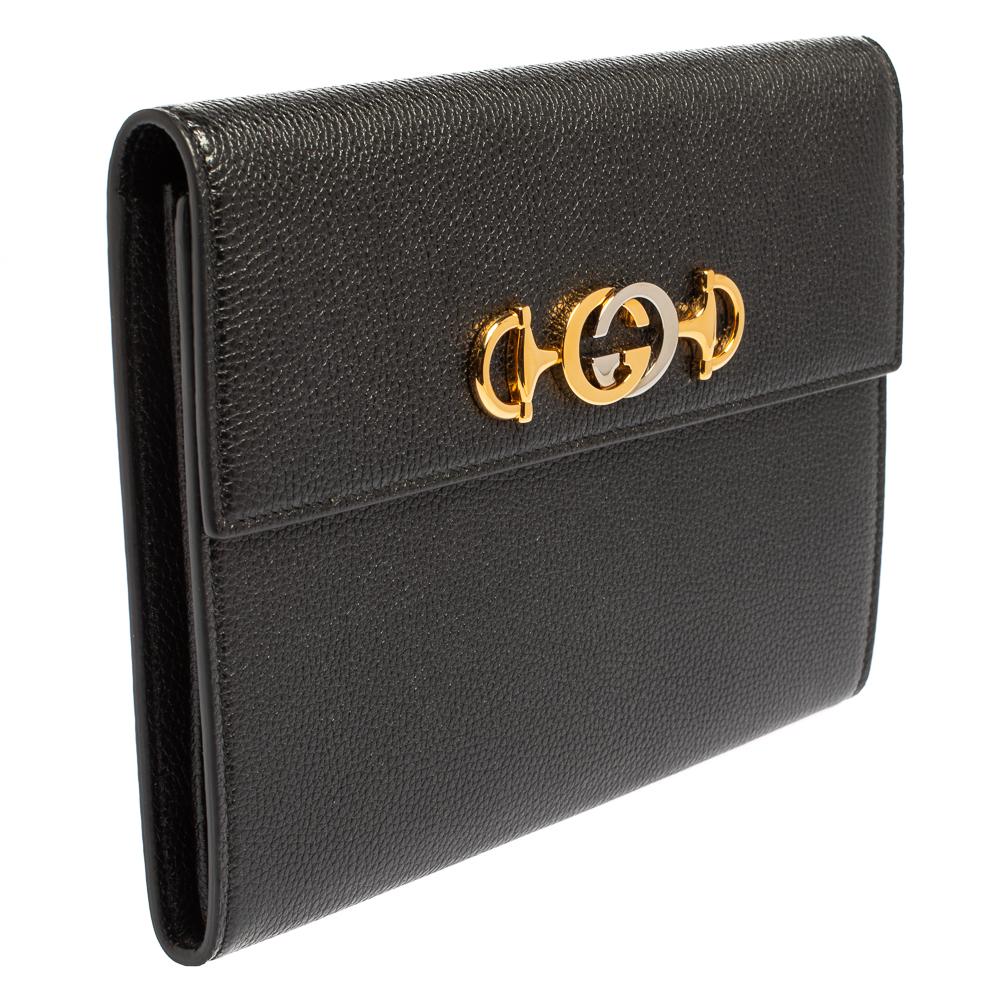 Gucci Schwarzes Leder Zumi Flap Clutch im Zustand „Neu“ in Dubai, Al Qouz 2