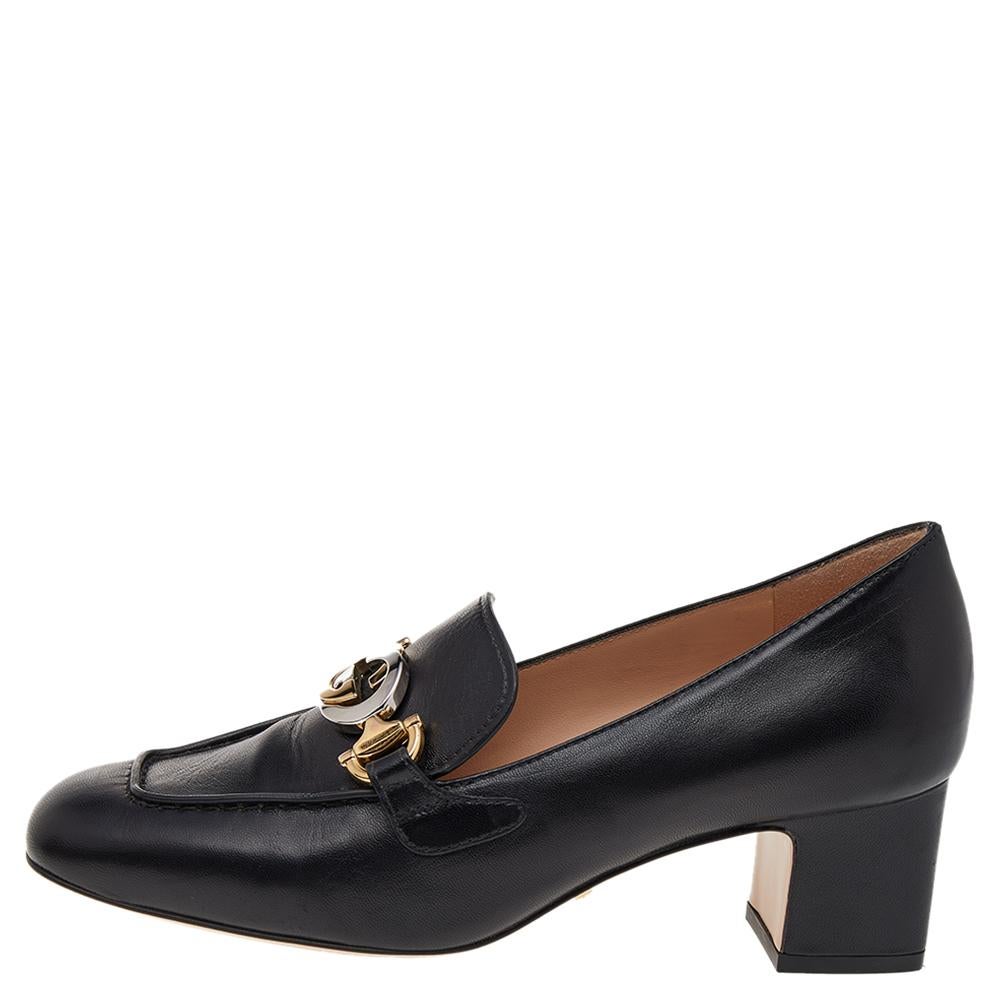 These Zumi pumps by Gucci can add oodles of sophistication to your outfit. Constructed in a loafer silhouette, they are made of leather and augmented with a unique combination of the Horsebit and GG motifs. These pumps are elevated on block heels to