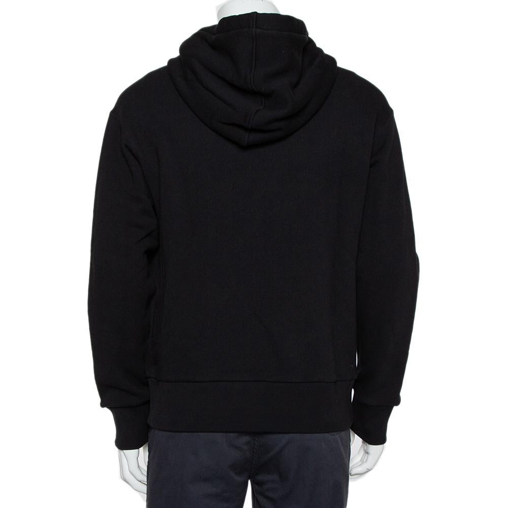 Una miscela perfetta di comfort, lusso e stile: questa felpa di Gucci è un pezzo imperdibile! Realizzata in cotone in una tonalità nera, la creazione è impreziosita dal logo dell'etichetta con effetto olografico. Rifinito con cappuccio, maniche