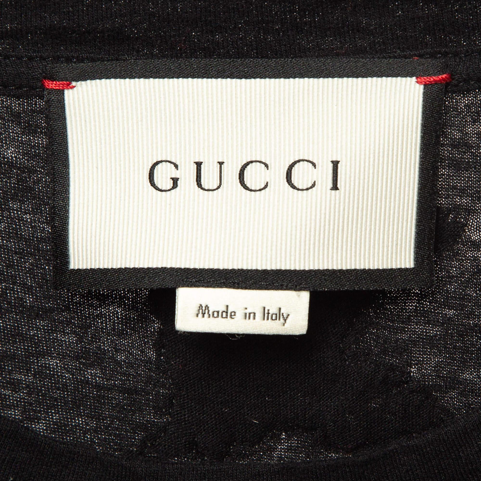 Gucci Maglietta in cotone invecchiato con stampa del logo nero M. T. I. In condizioni buone in vendita a Dubai, Al Qouz 2