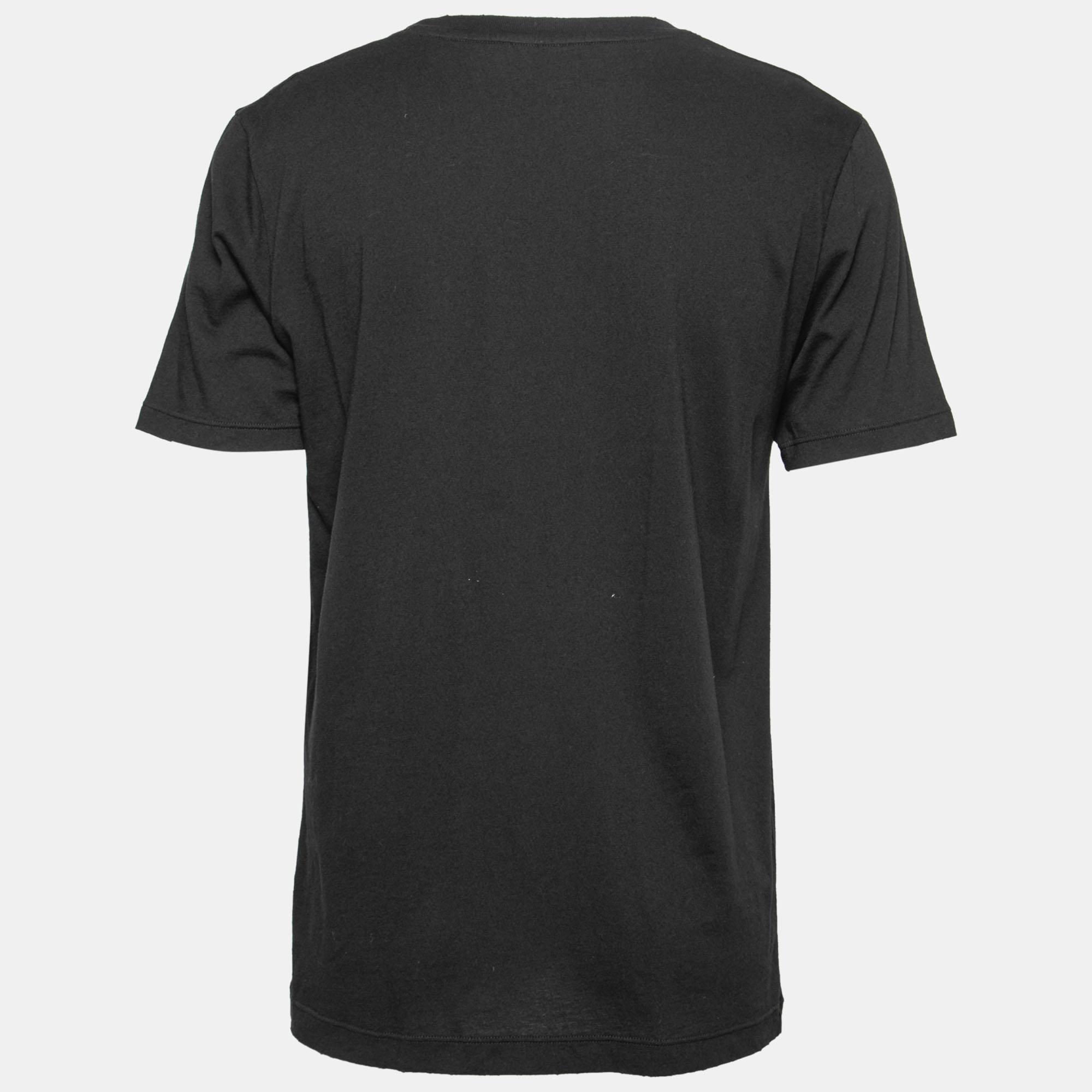 This T-shirt from Gucci keeps you at ease and maximizes your comfort. Made of cotton fabric and enhanced with the brand logo printed on the front, the piece is an example of fine craftsmanship and luxe casual style. Pair this black Gucci T-shirt