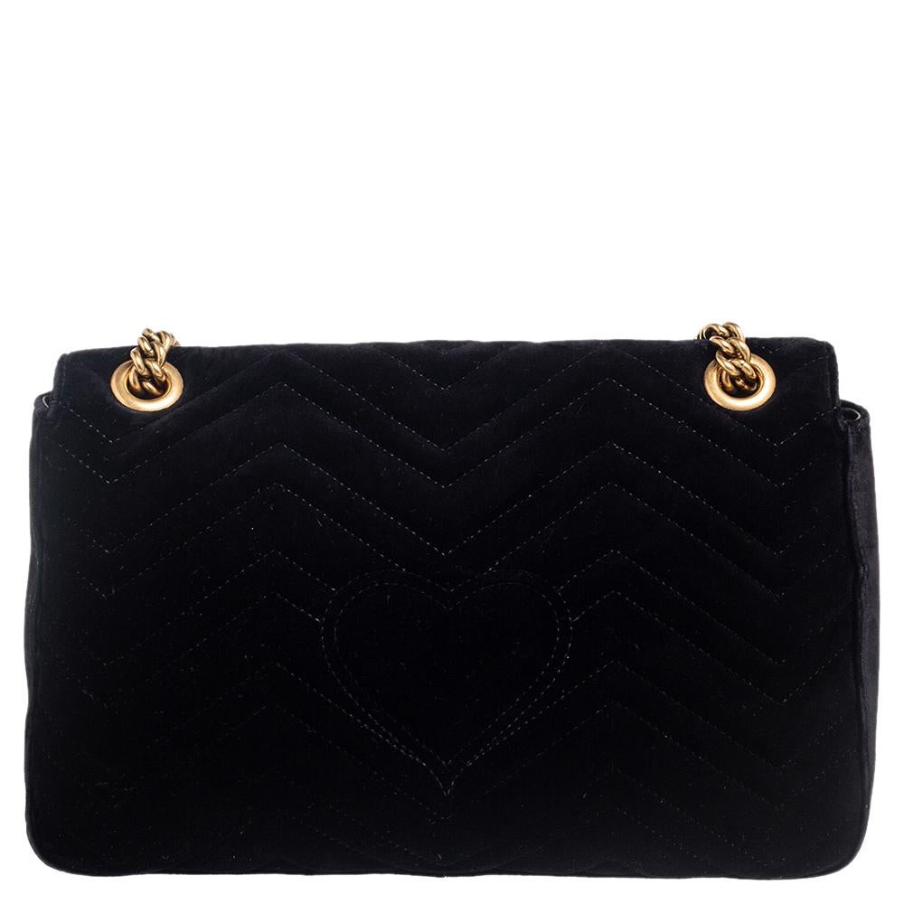 The Marmont bag has been exquisitely crafted from velvet and equipped with a well-sized interior. On the front flap, there is a GG logo and the shoulder strap is provided for you to swing the bag. In every stride, swing, and twirl your audience will