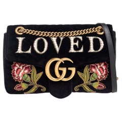 Gucci Schwarze Love bestickte Matelassé Samt Medium GG Marmont Umhängetasche