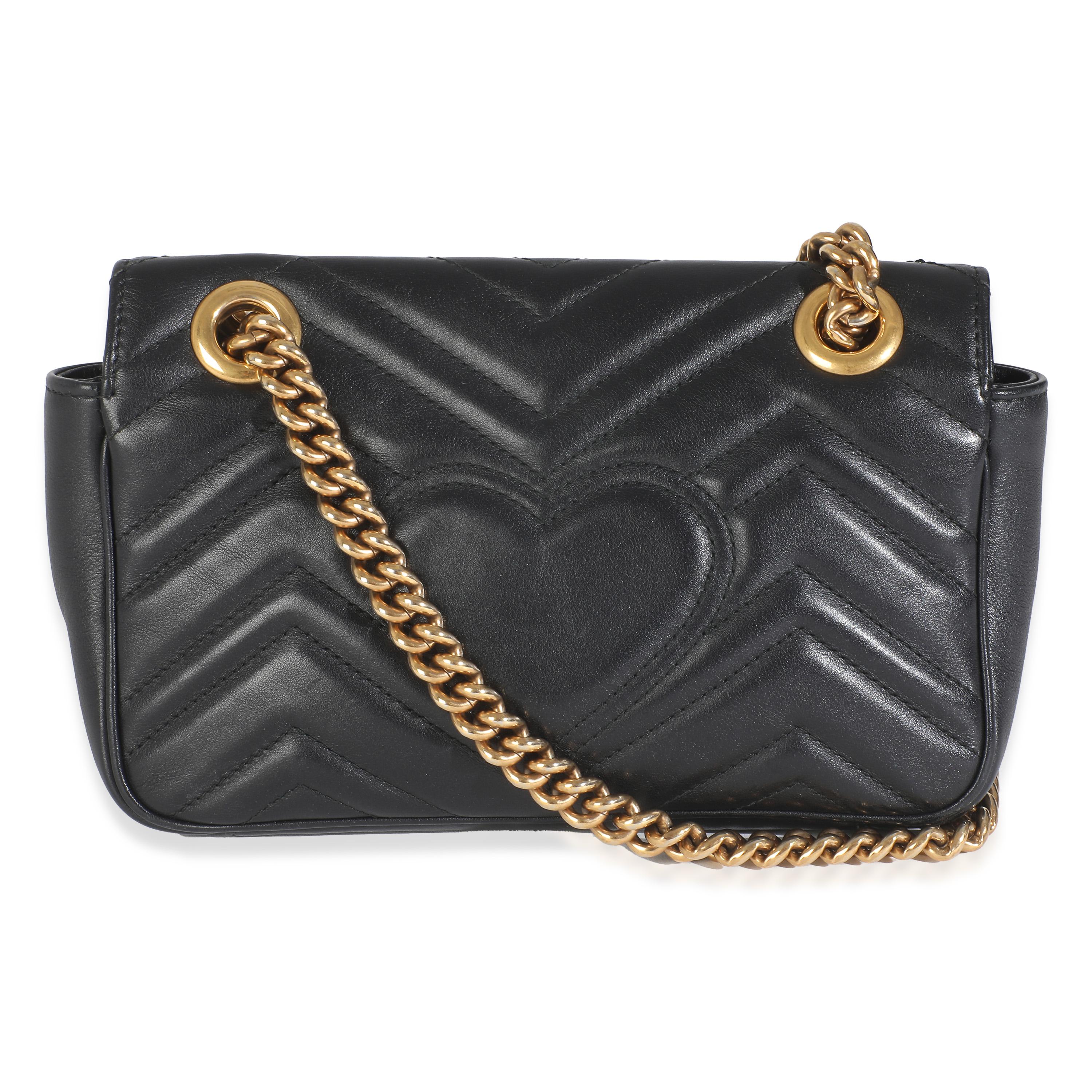 Titel der Auflistung: Gucci Schwarzes Matelasse Kalbsleder Kleine GG Marmont Umhängetasche
SKU: 146203
MSRP: 1950.00 USD
Zustand: Gebraucht 
Beschreibung des Zustands: Der Marmont-Schnitt von Gucci ist eine Erweiterung des charakteristischen