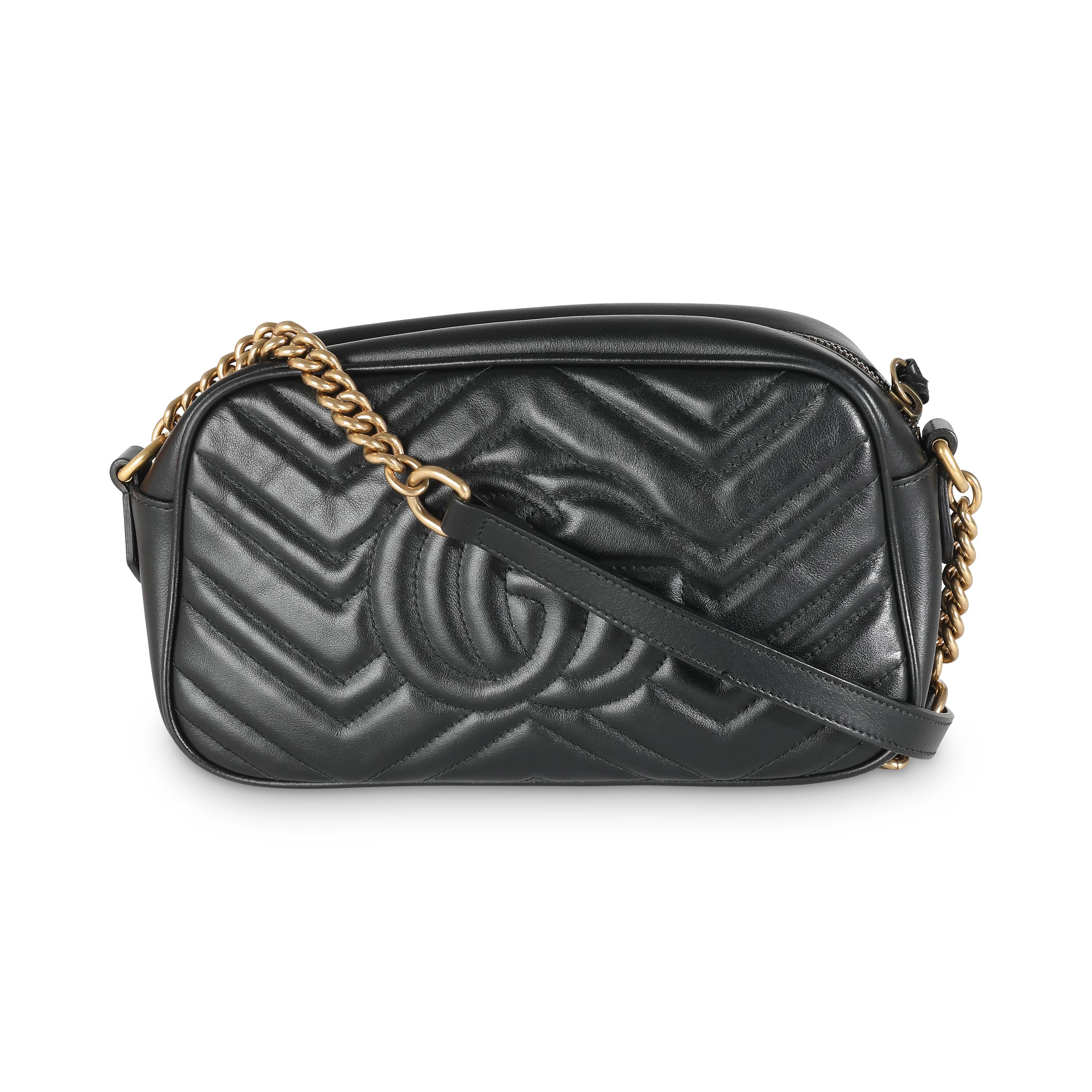 Título del listado: Bolso de hombro pequeño GG Marmont de piel de becerro matelasse negra de Gucci
SKU: 141354
MSRP: 1790.00 USD
Estado: Seminuevo 
Descripción del estado: La edición Marmont de Gucci es una extensión del cinturón GG característico
