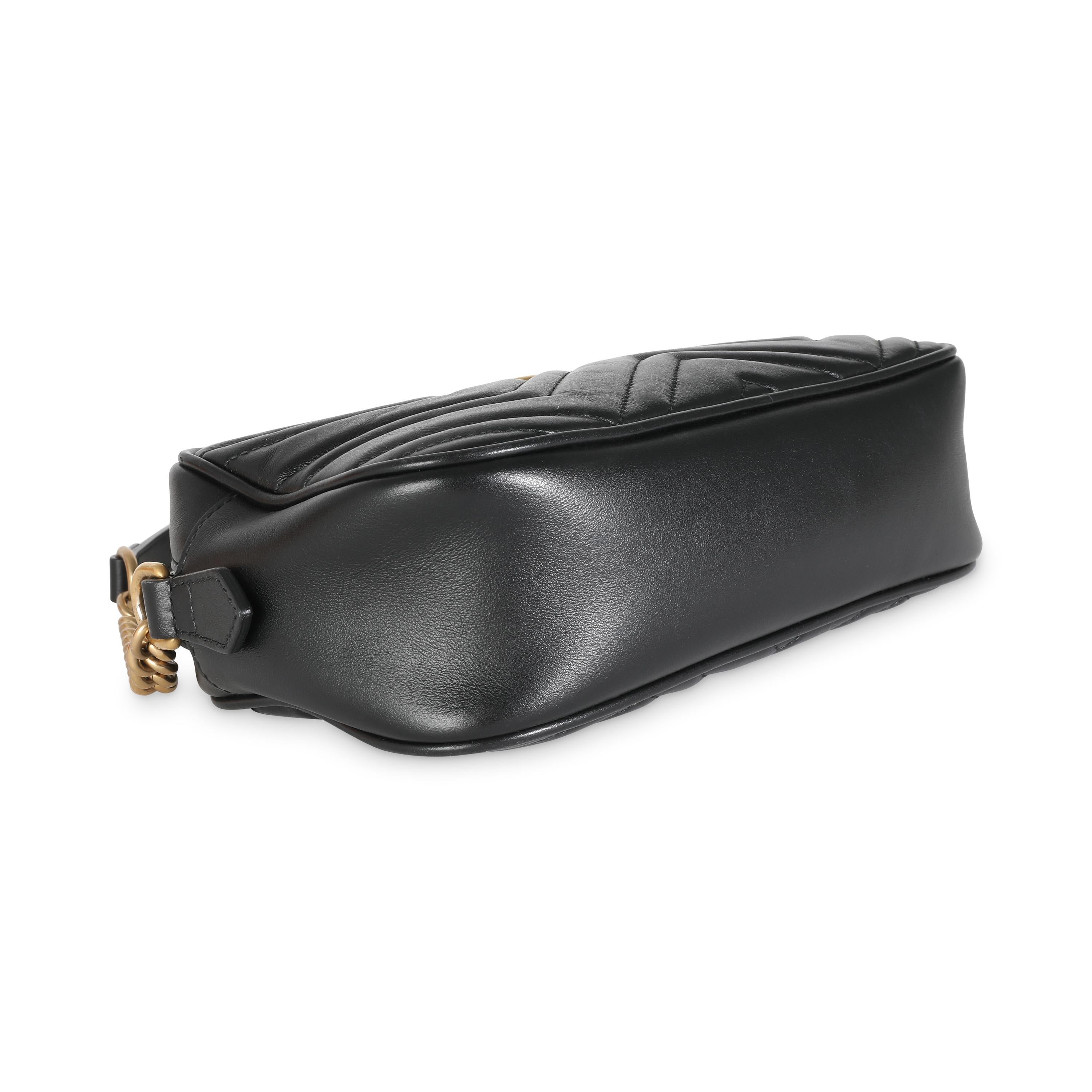 Femenino o masculino Bolso pequeño GG Marmont de piel de becerro matelassé negra de Gucci
