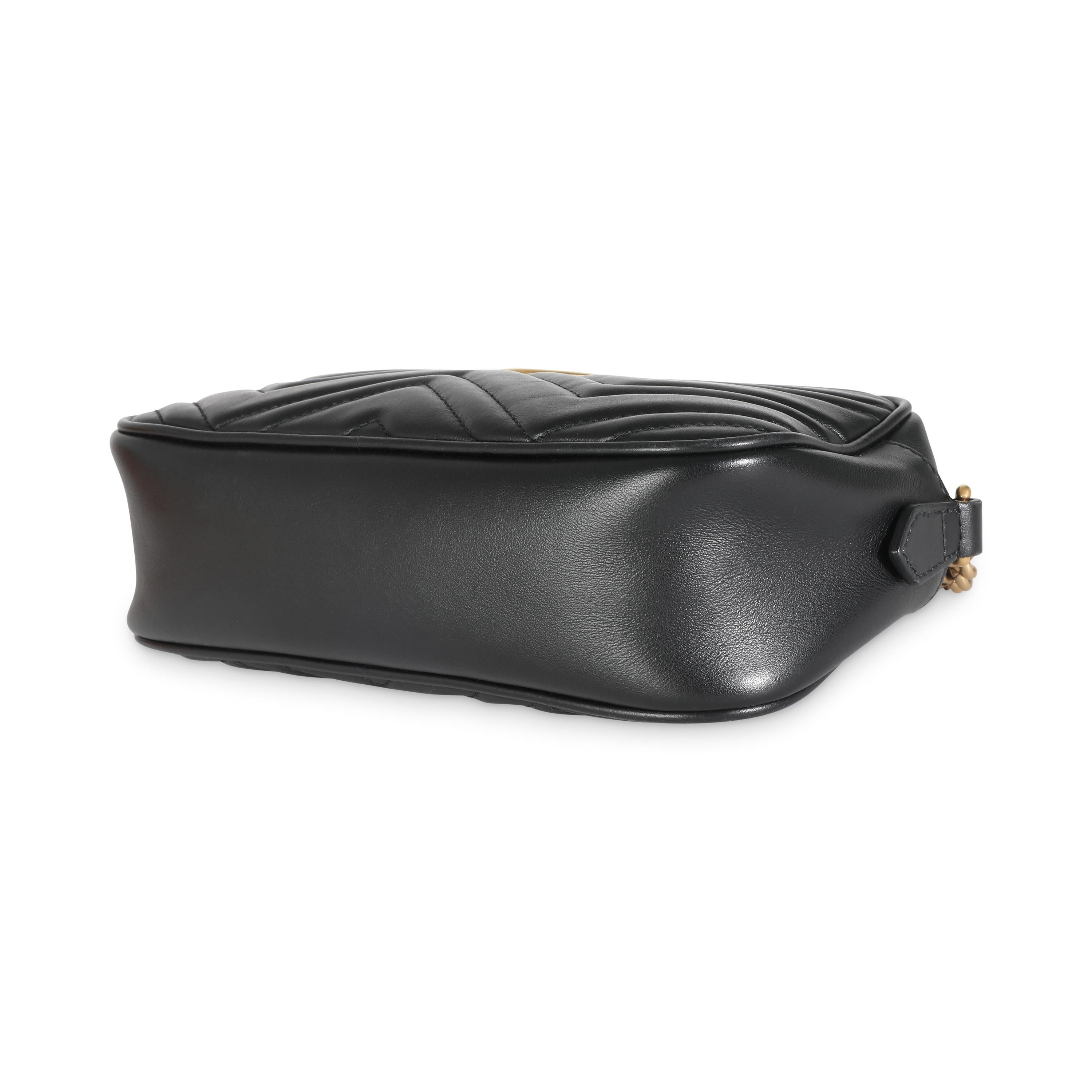 Bolso pequeño GG Marmont de piel de becerro matelassé negra de Gucci 1