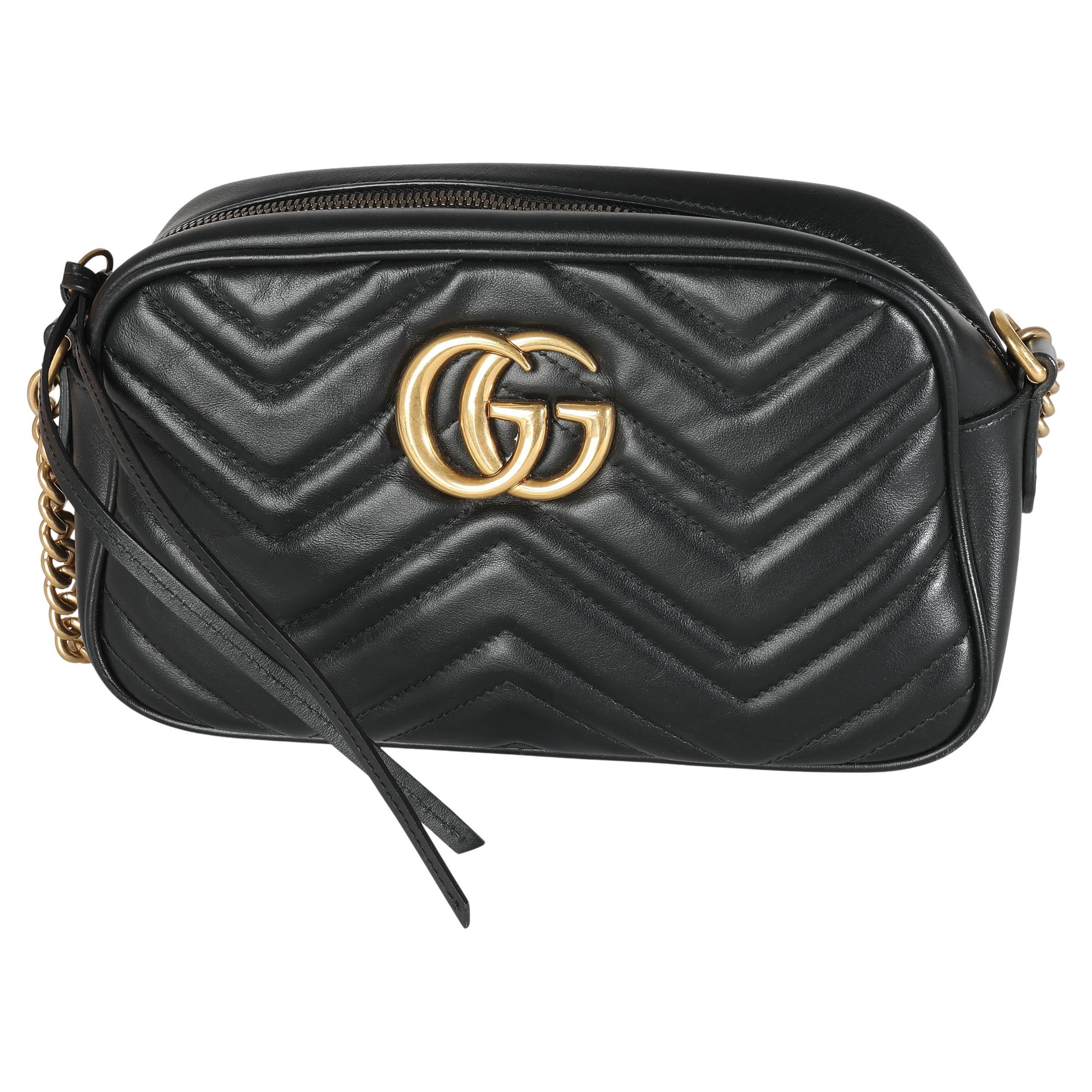 Bolso pequeño GG Marmont de piel de becerro matelassé negra de Gucci
