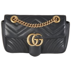 Bolso pequeño GG Marmont de piel de becerro matelassé negra de Gucci