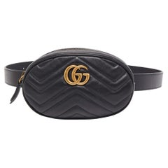 Gucci Gürteltasche GG Marmont aus schwarzem Matelassé-Leder