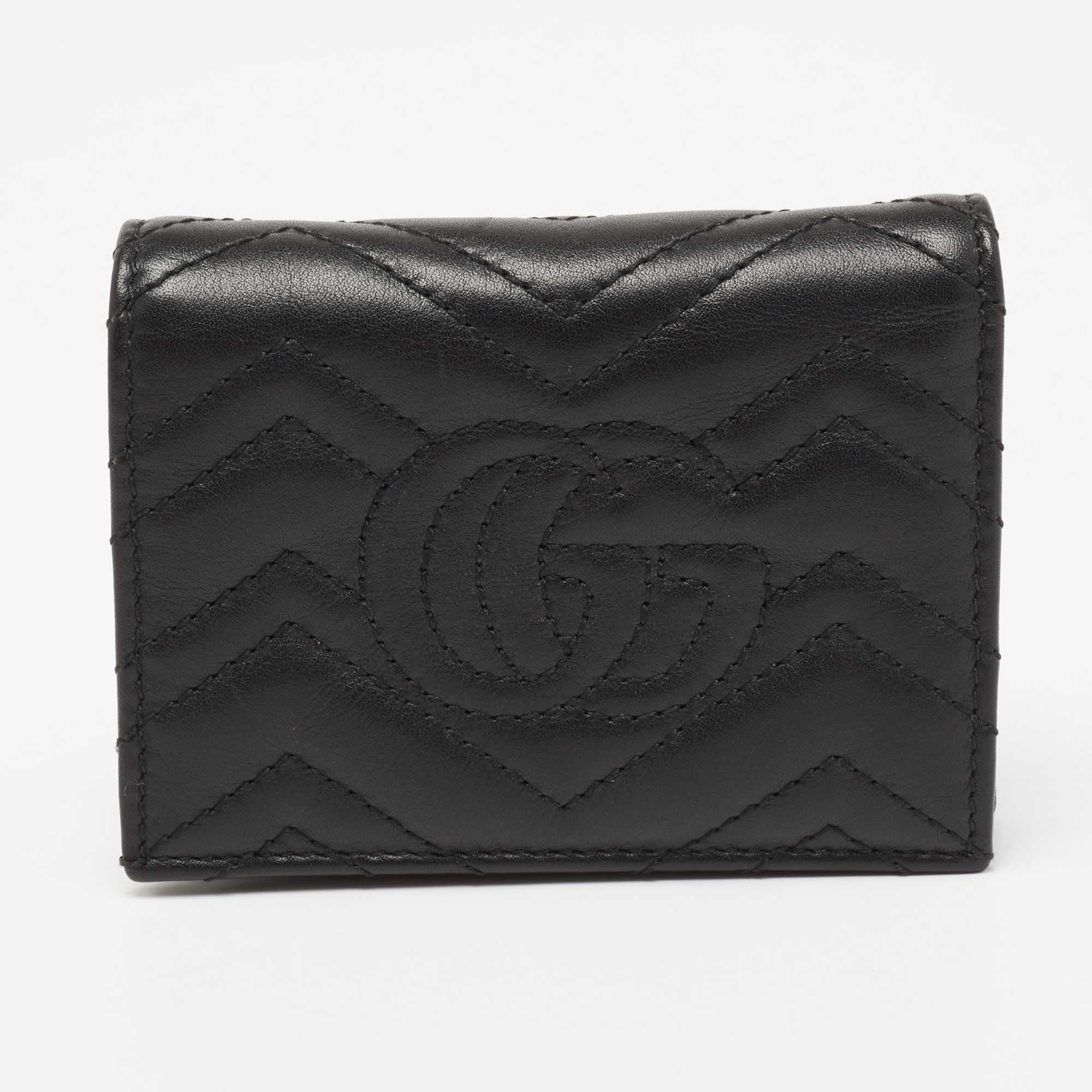 Update your wardrobe with this Gucci card case. Made from matelassé leather, it is instantly recognizable with the 'GG' motif on the front and its interior is divided into different compartments for neat storage of your cards.