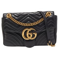 Gucci Borsa a tracolla media GG Marmont in pelle matelassé nera