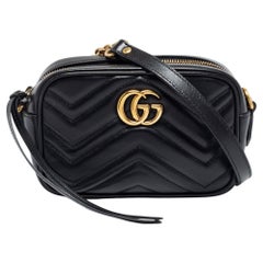 Gucci Mini GG Marmont Kameratasche aus schwarzem Matelassé Leder