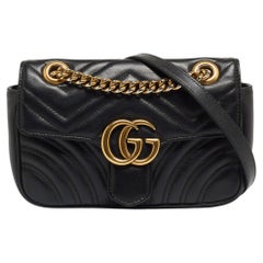 Gucci Schwarzes Matelasse-Leder Mini GG Marmont Crossbody Bag