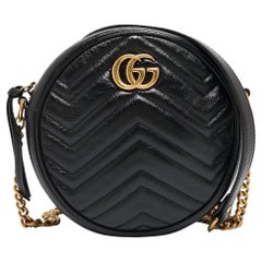 Gucci Schwarzes Matelassé-Leder Mini GG Marmont Round Crossbody Bag