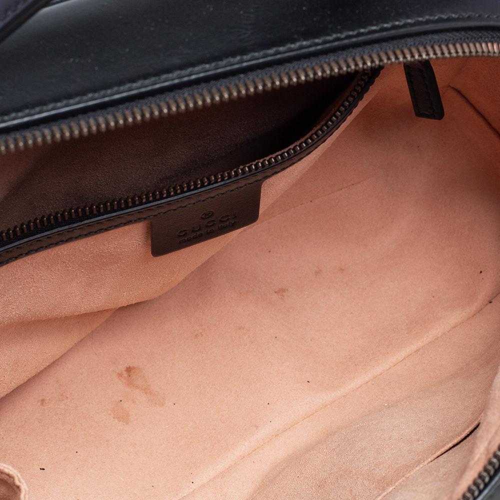 Kleine GG Marmont Tasche aus schwarzem Matelasse-Leder von Gucci 5