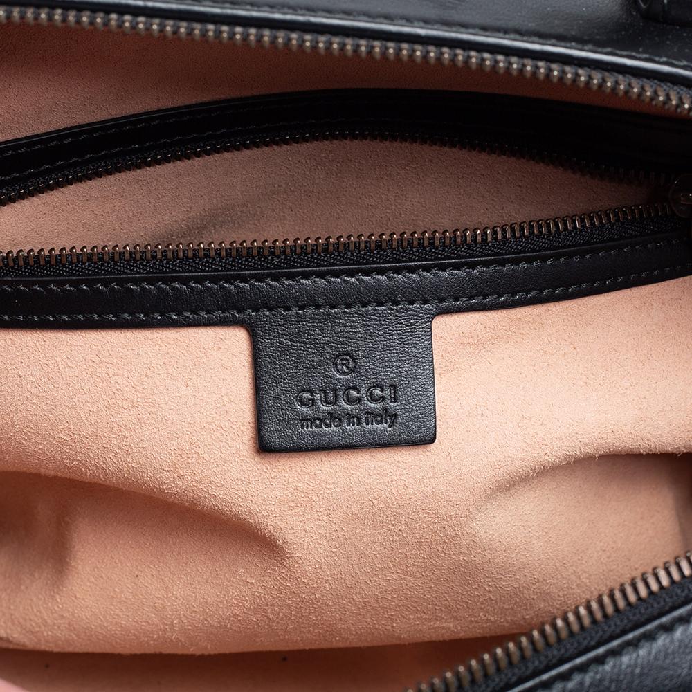 Kleine GG Marmont Tasche aus schwarzem Matelasse-Leder von Gucci Damen