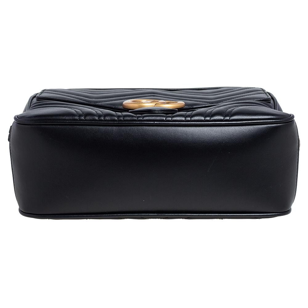 Kleine GG Marmont Tasche aus schwarzem Matelasse-Leder von Gucci 3