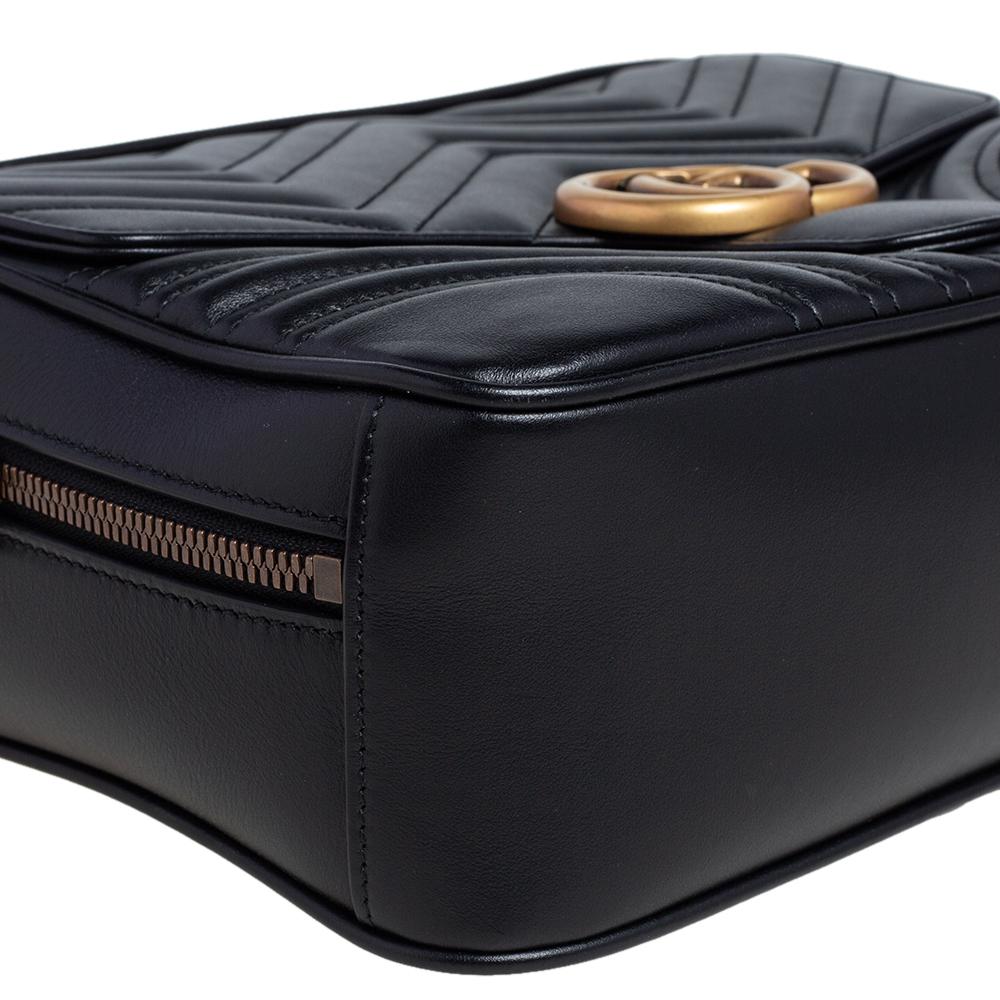 Kleine GG Marmont Tasche aus schwarzem Matelasse-Leder von Gucci 4