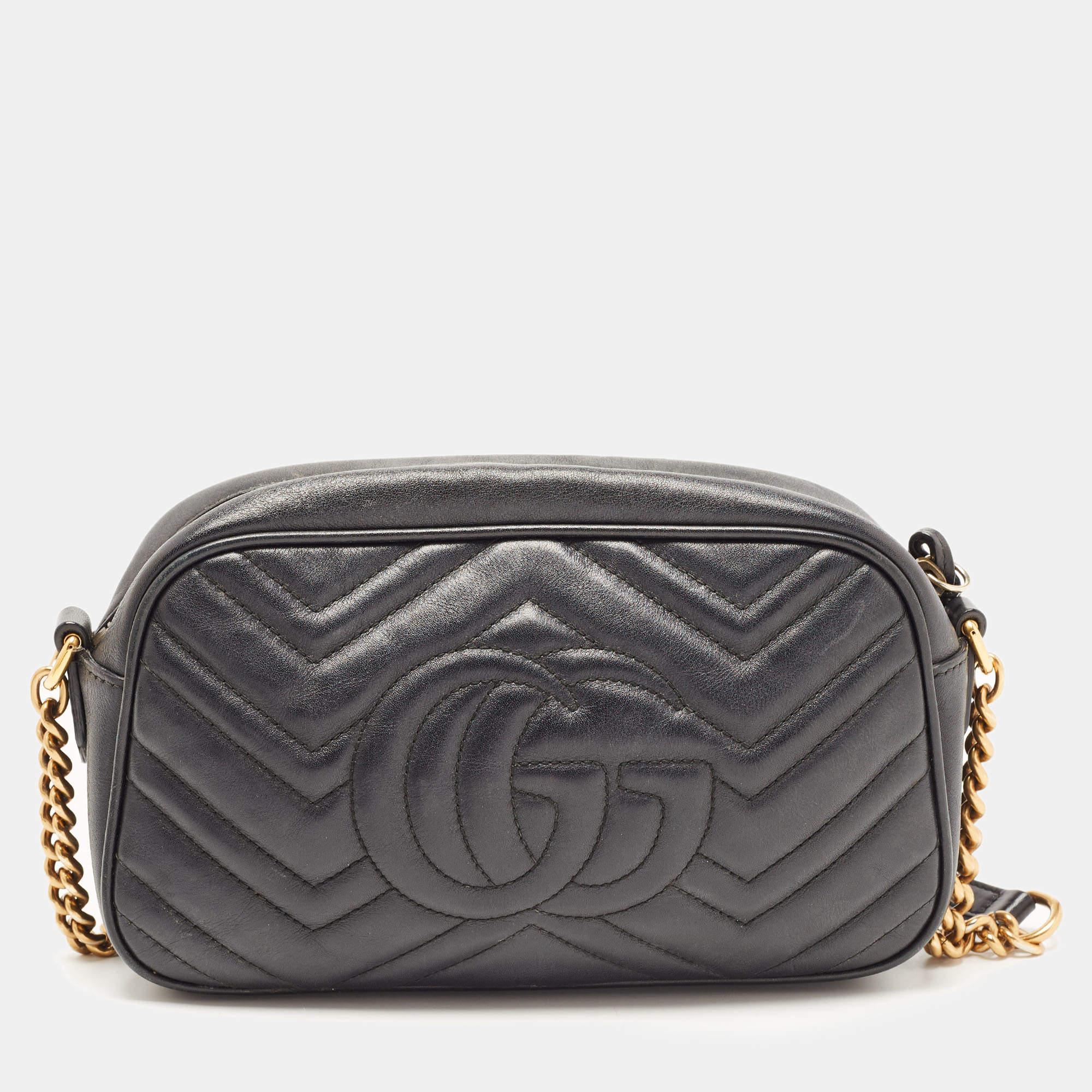 Innovative and sophisticated, this Gucci Marmont camera bag evokes a sense of classic glamour. Finely crafted from matelassé leather, it gets a luxe update with a 'GG' motif on the front and features an Alcantara-lined interior. The chain-leather