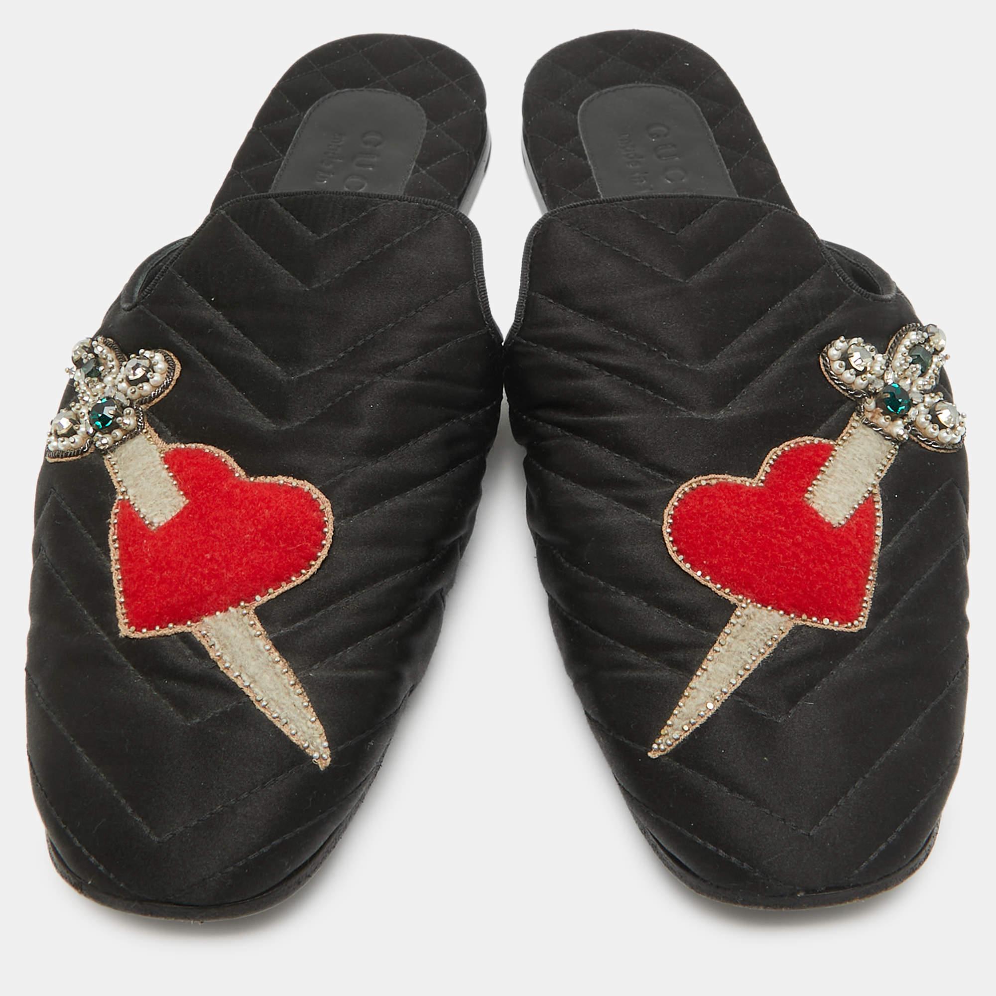 Noir Mules plates à cœur et poignard en satin matelassé noir Gucci Taille 42 en vente