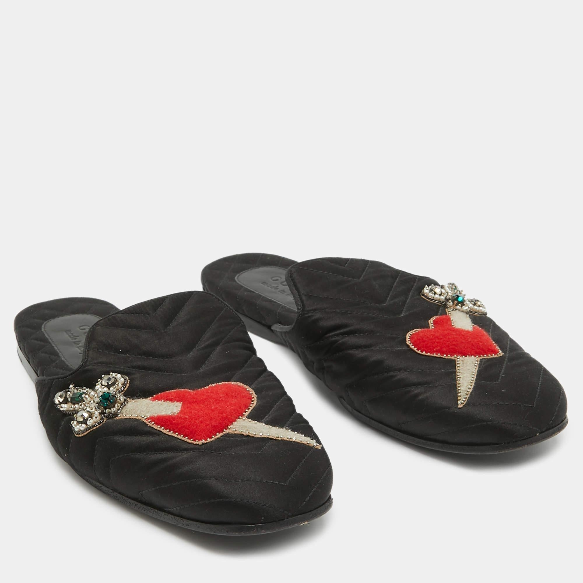 Mules plates à cœur et poignard en satin matelassé noir Gucci Taille 42 Bon état - En vente à Dubai, Al Qouz 2