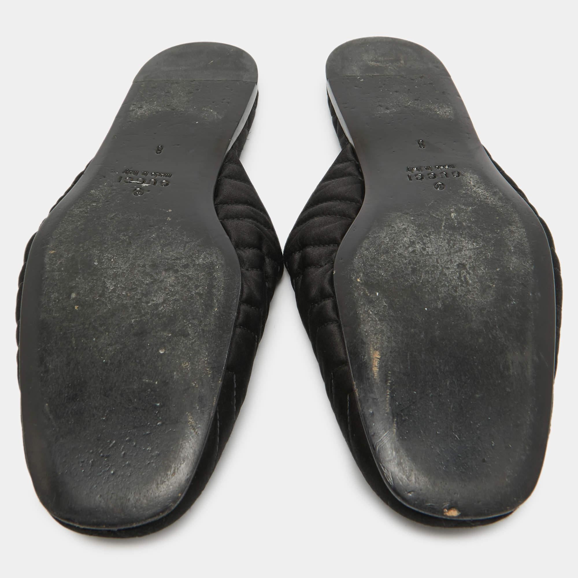 Mules plates à cœur et poignard en satin matelassé noir Gucci Taille 42 en vente 1