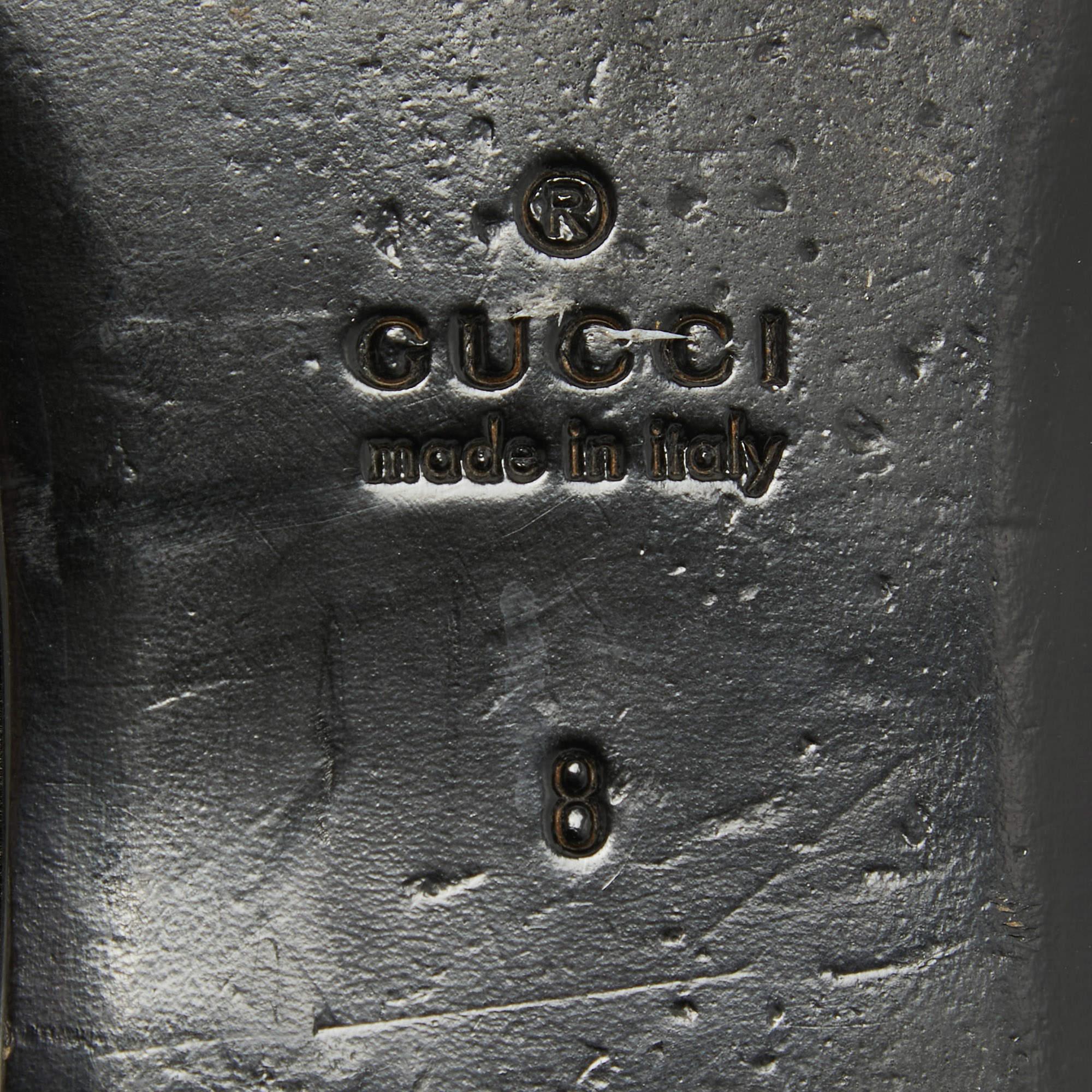 Mules plates à cœur et poignard en satin matelassé noir Gucci Taille 42 en vente 2