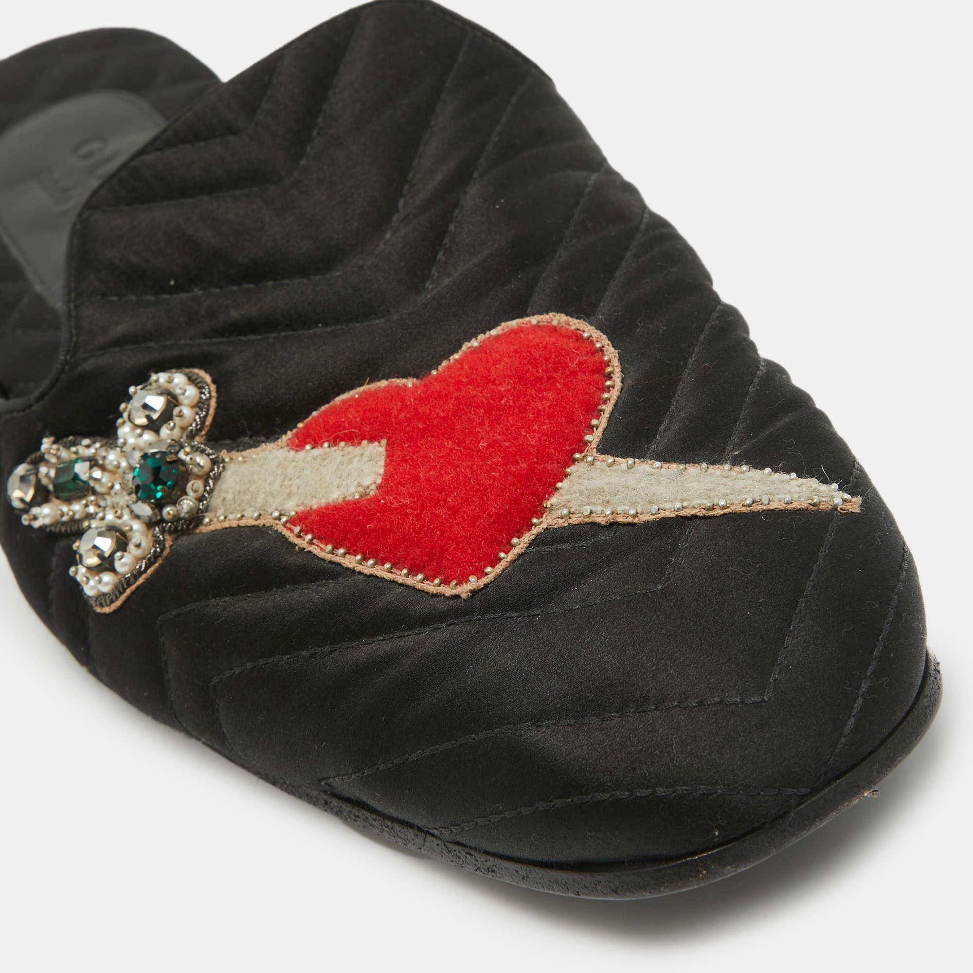 Mules plates à cœur et poignard en satin matelassé noir Gucci Taille 42 en vente 3