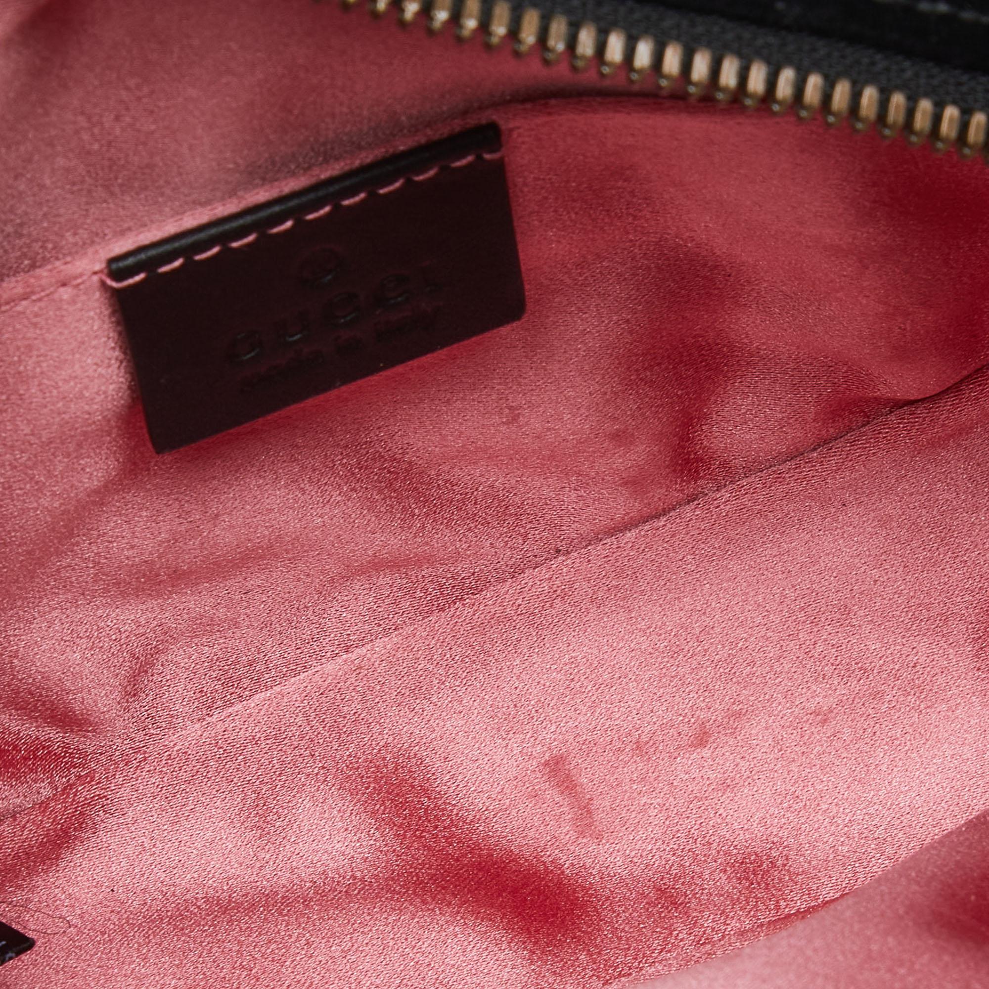 Gucci Schwarze Gürteltasche aus Matelassé-Samt und Leder Mini GG Marmont im Angebot 7