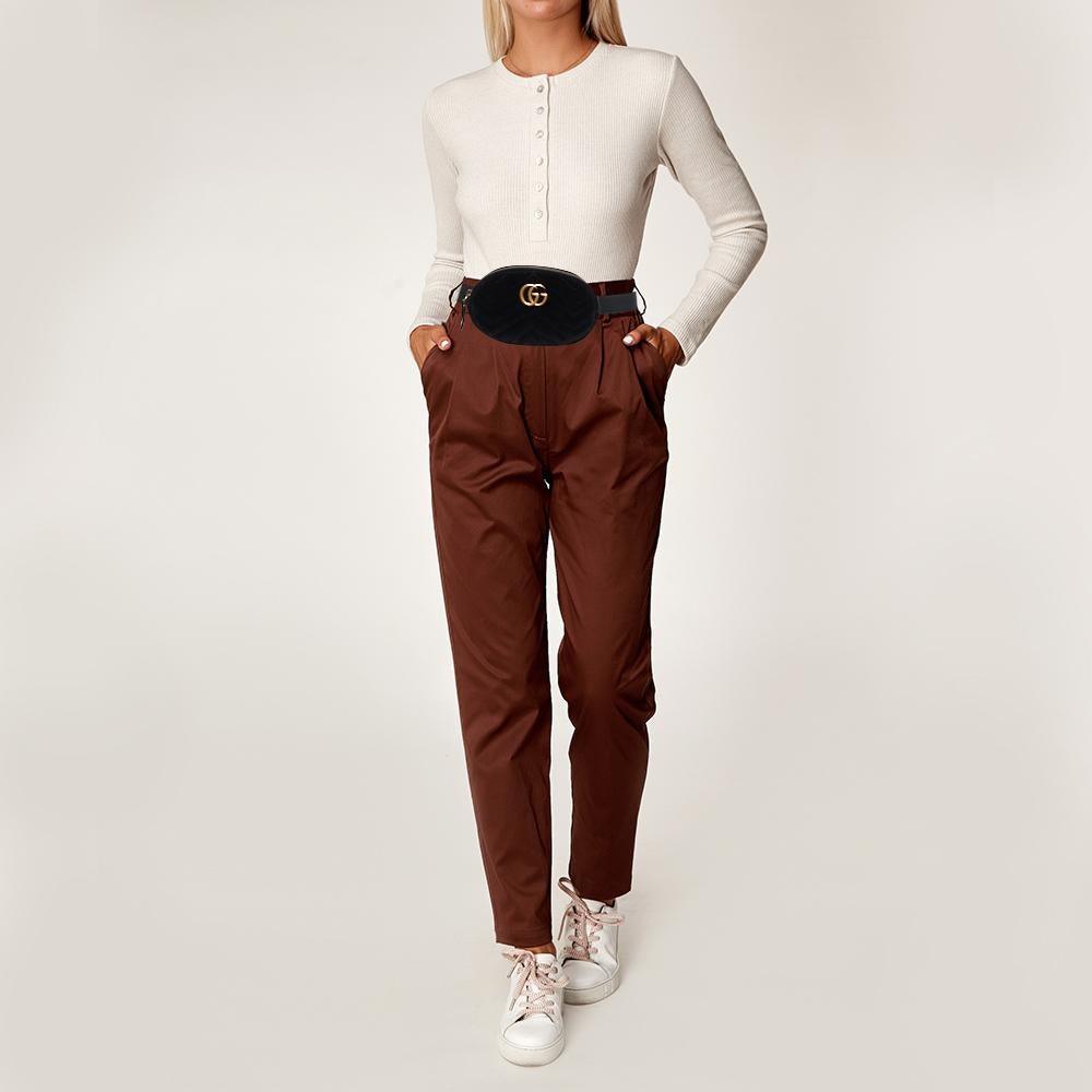 Diese schicke und raffinierte Gucci GG Marmont Gürteltasche wertet jedes noch so schlichte Outfit auf. Sie ist aus matelassiertem Samt und Leder gefertigt und erhält durch das doppelte 
