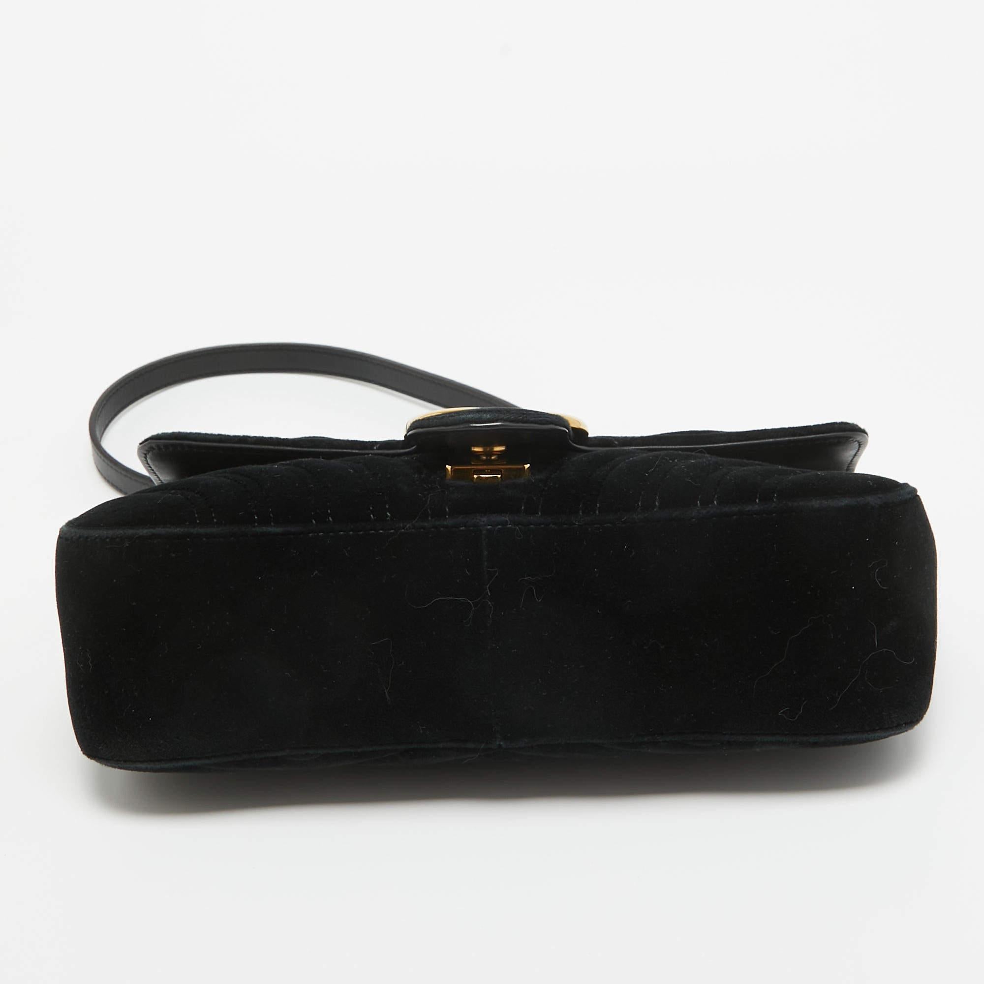 Gucci - Petit sac à bandoulière GG Marmont en velours matelassé noir en vente 9